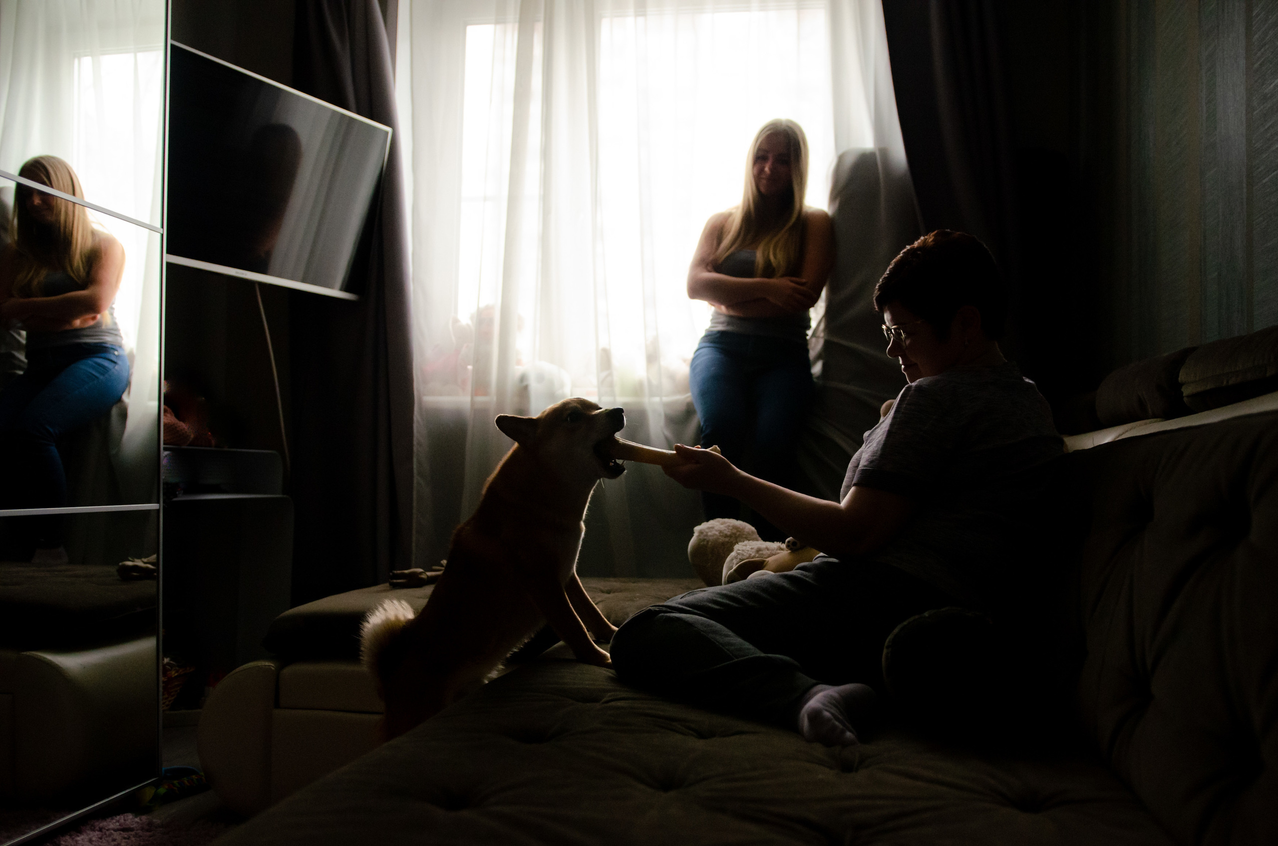 Вероника, мама Ирина, Сиба-ину Тери, Мэйн-кун Лео. Annaalyoshicheva.ru детский и семейный лайфстайл Lifestyle фотограф