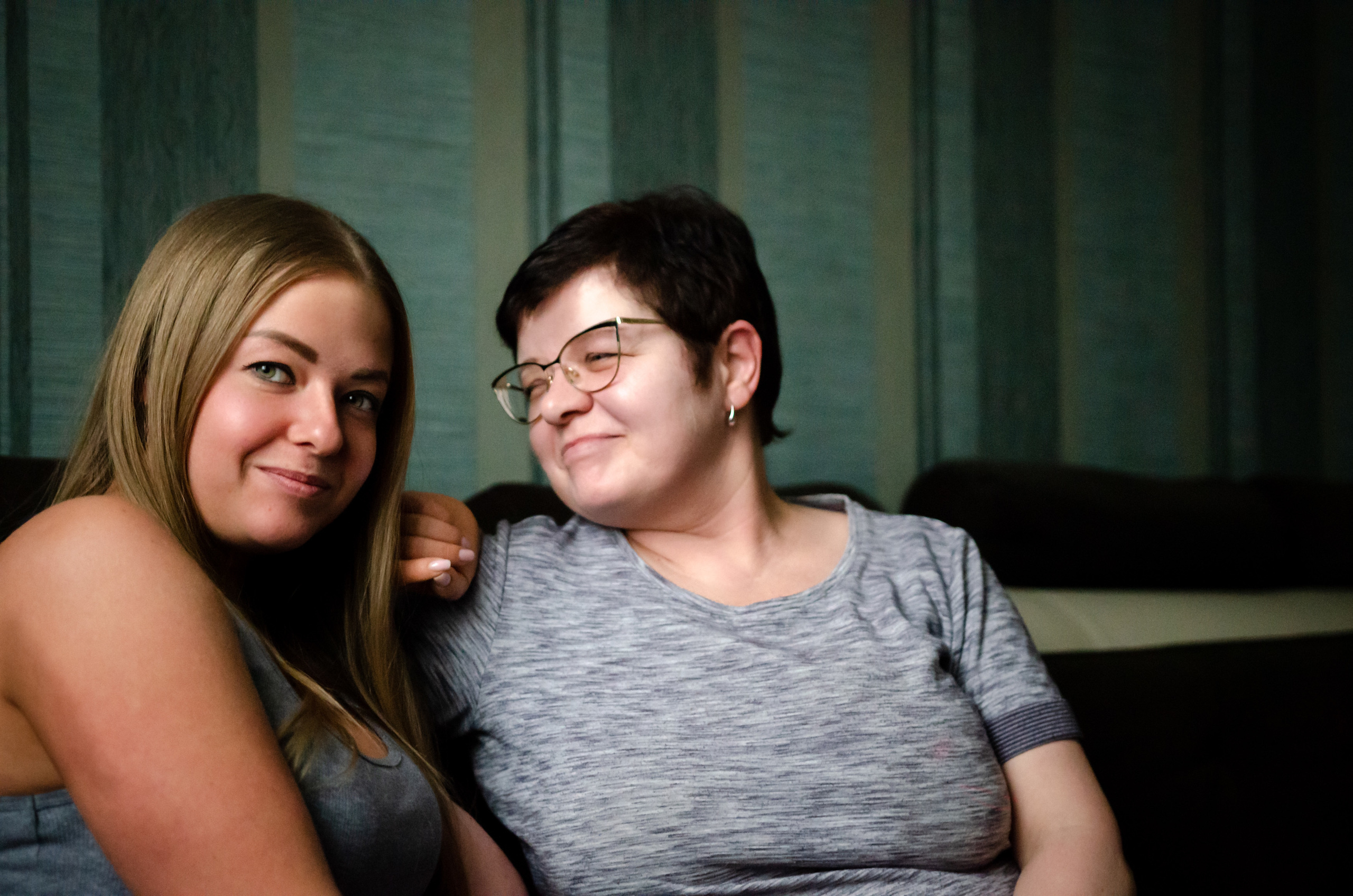 Вероника, мама Ирина, Сиба-ину Тери, Мэйн-кун Лео. Annaalyoshicheva.ru детский и семейный лайфстайл Lifestyle фотограф