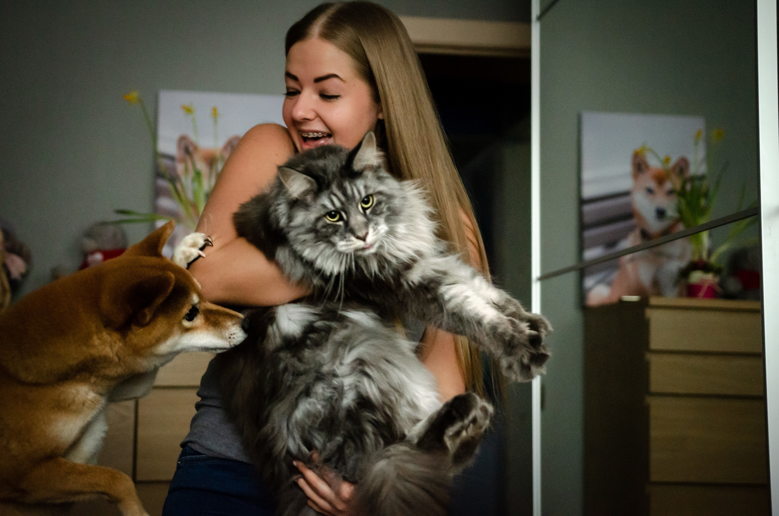 Вероника, мама Ирина, Сиба-ину Тери, Мэйн-кун Лео. Annaalyoshicheva.ru детский и семейный лайфстайл Lifestyle фотограф