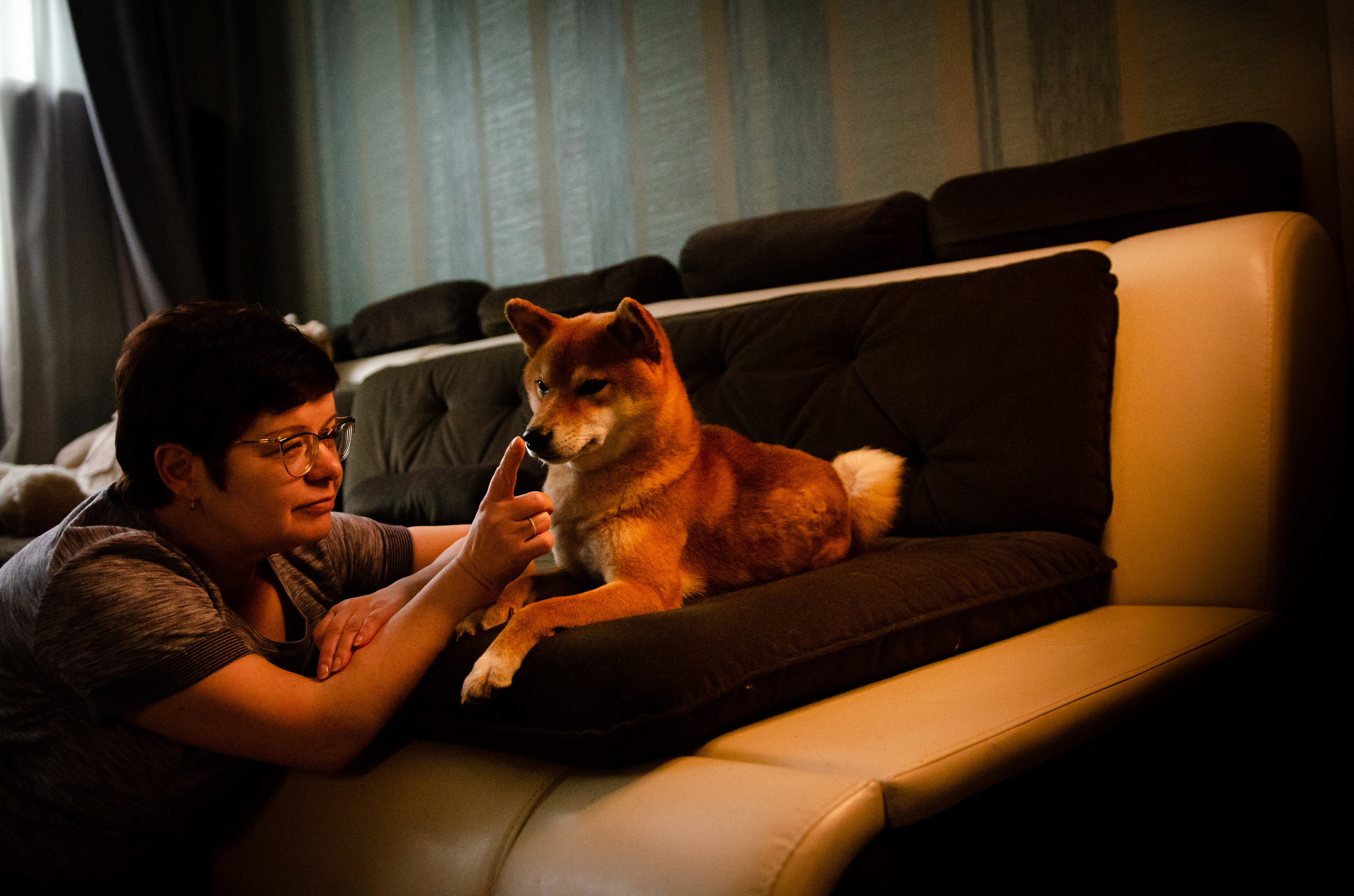 Вероника, мама Ирина, Сиба-ину Тери, Мэйн-кун Лео. Annaalyoshicheva.ru детский и семейный лайфстайл Lifestyle фотограф