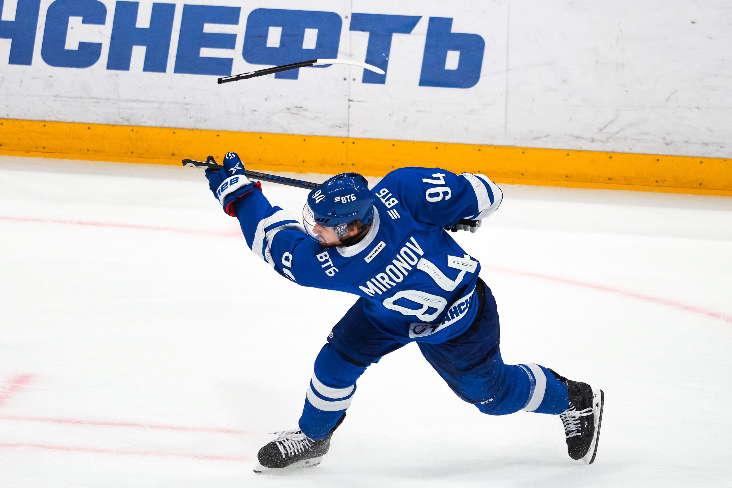 Хоккеист ломает свою клюшку во время щелчка