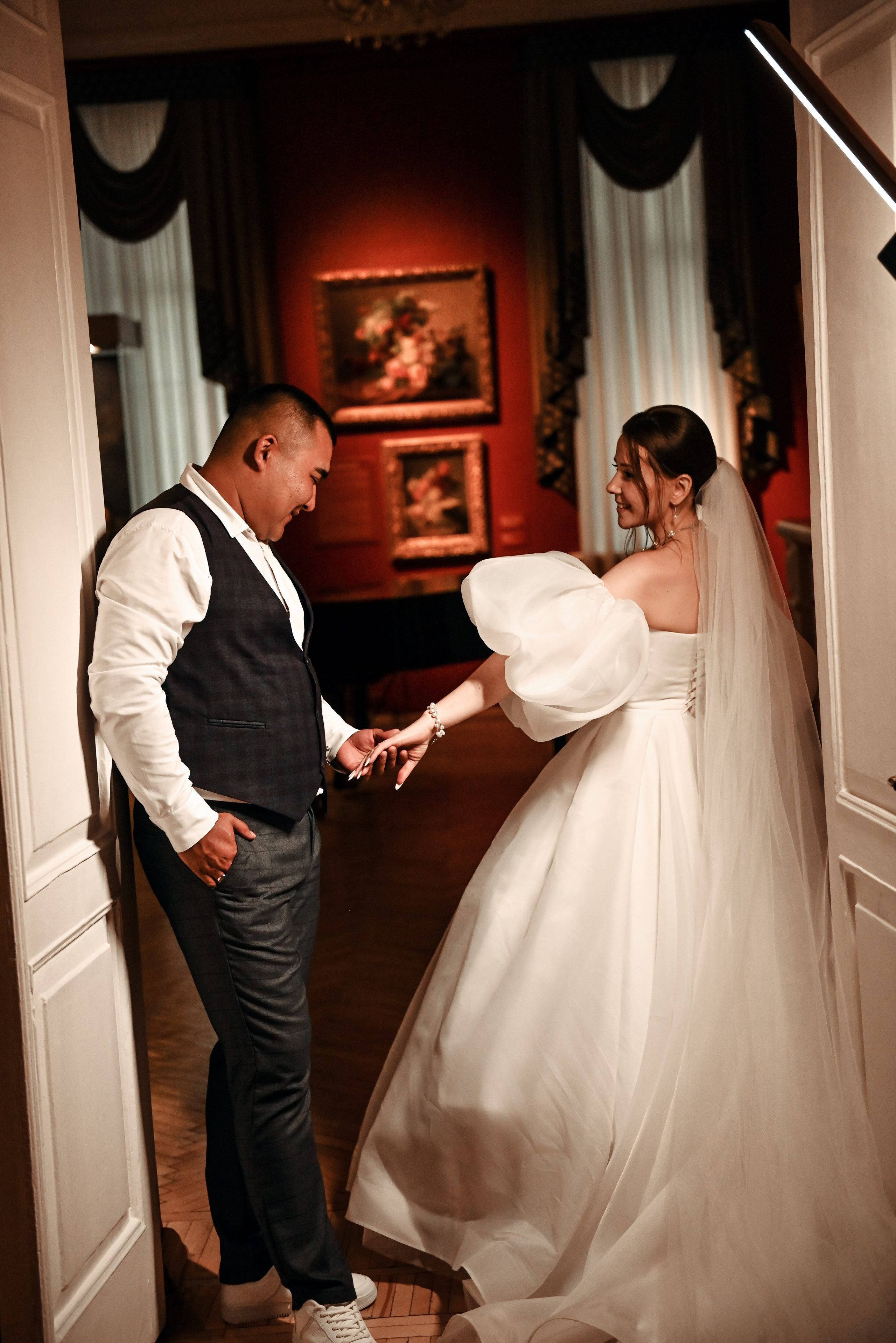 Небольшая свадебная серия в музее и прогулкой под дождем Эльмиры и Ризата. Свадебный, семейный, детский, контент фотограф в Омске Максим Ильин