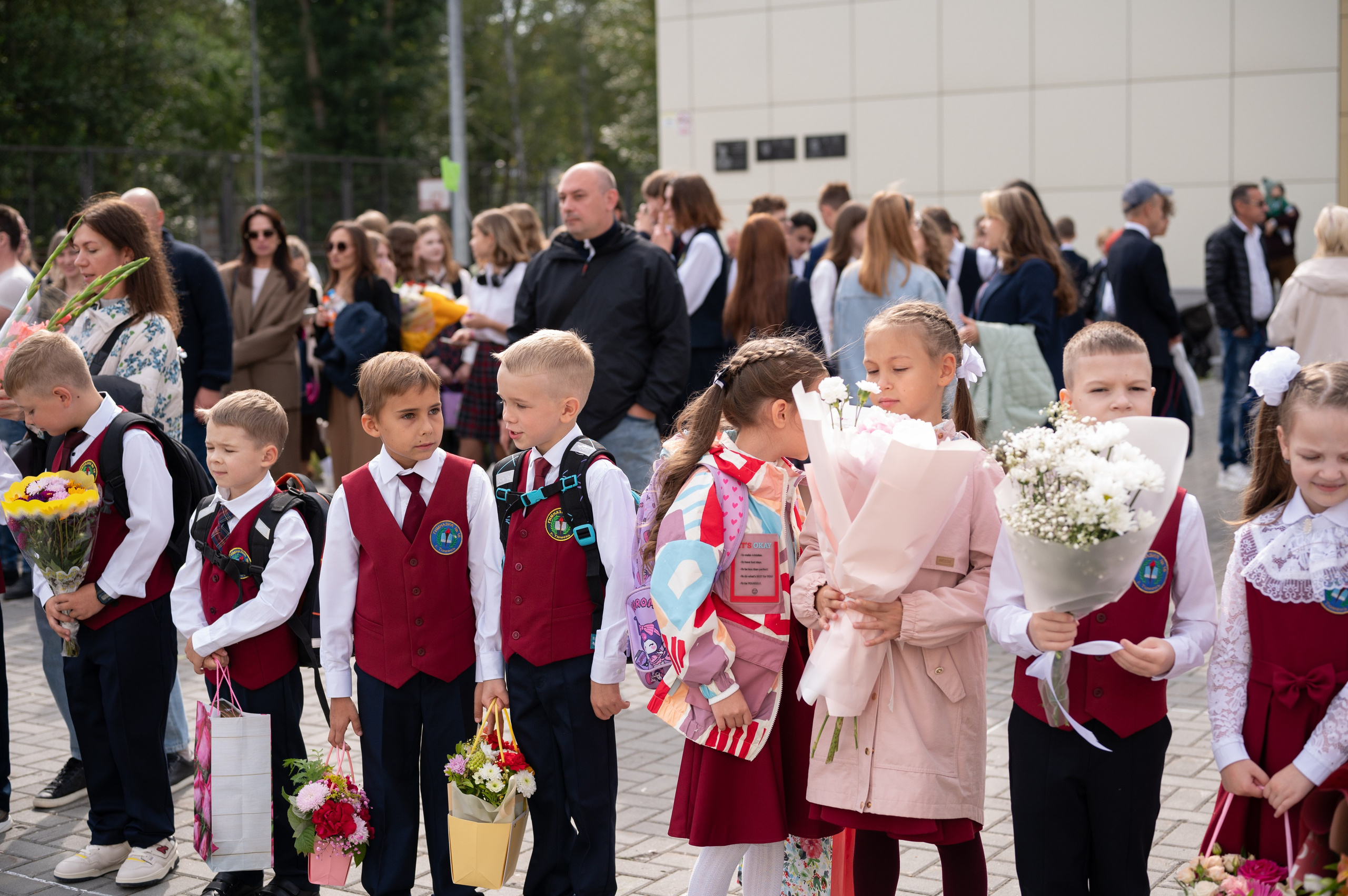 1 сентября 16 гимназия 2 класс (линейка + в классе+ на улице). Фотограф новорожденных, семейный детский в Тюмени Татьяна Морозова