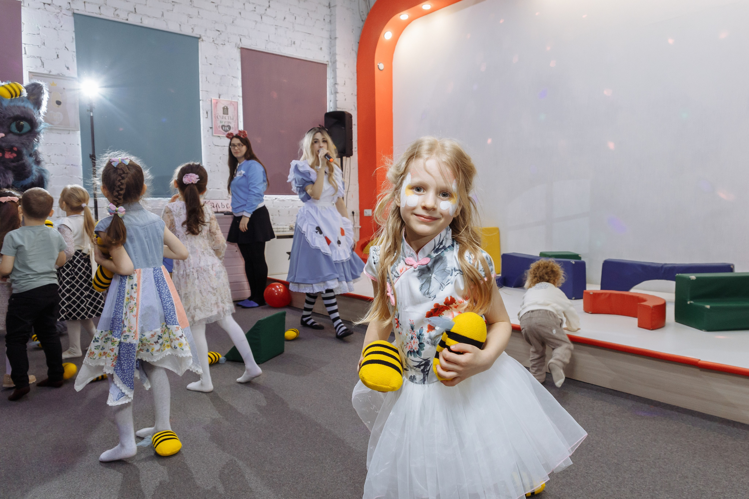 Олеся празднует свое 6 летие в компании Алисы, Чеширского кота и друзей. Событийный фотограф Максим Бескоровайновнов