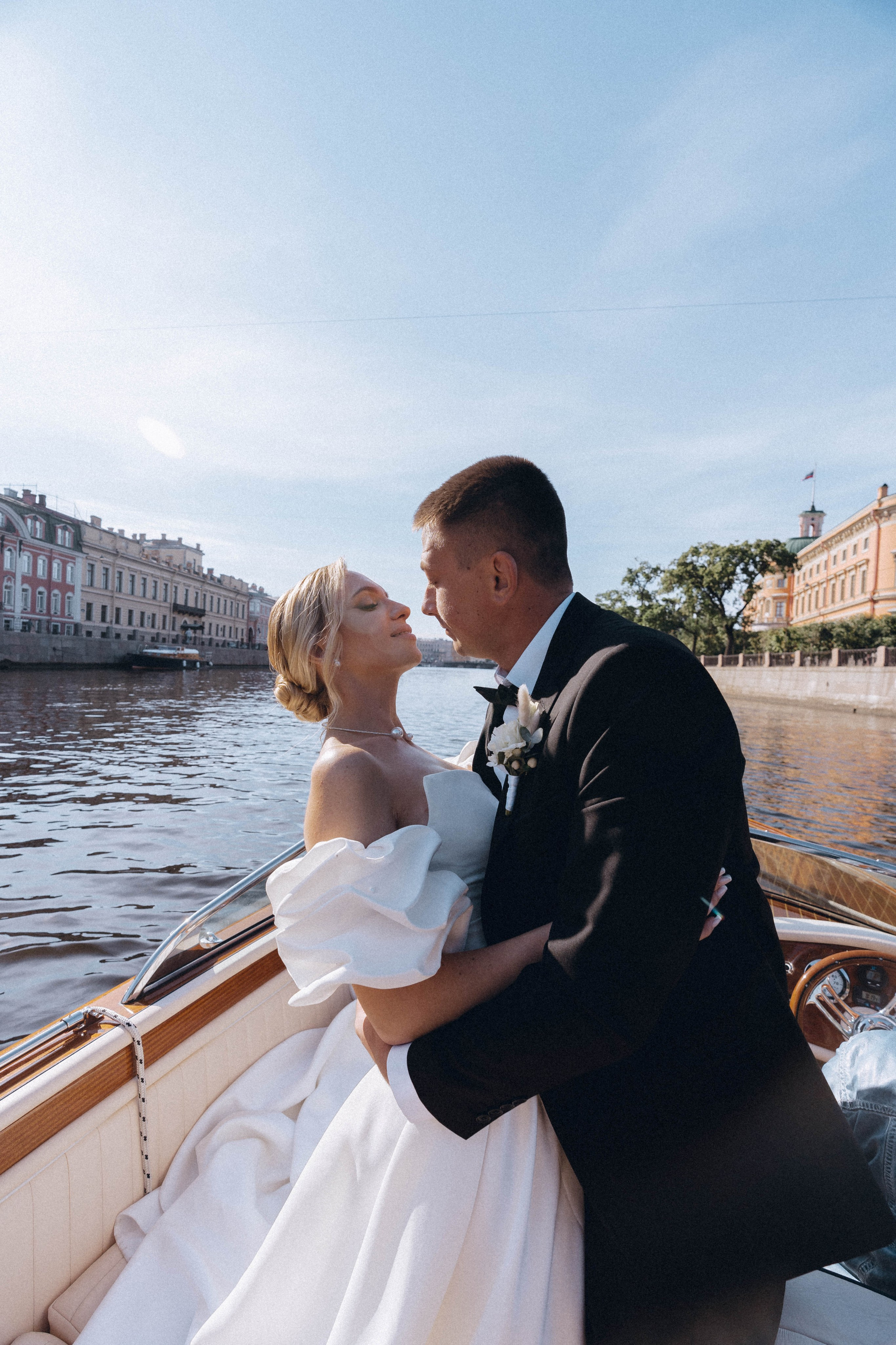 СВАДЕНБНАЯ СЬЕМКА НА КАТЕРЕ ПО КАНАЛАМ САНКТ-ПЕТЕРБУРГА И В АКВАТОРИИ НЕВЫ. Профессиональный фотограф, Санкт-Петербург — Виктория Богомолова