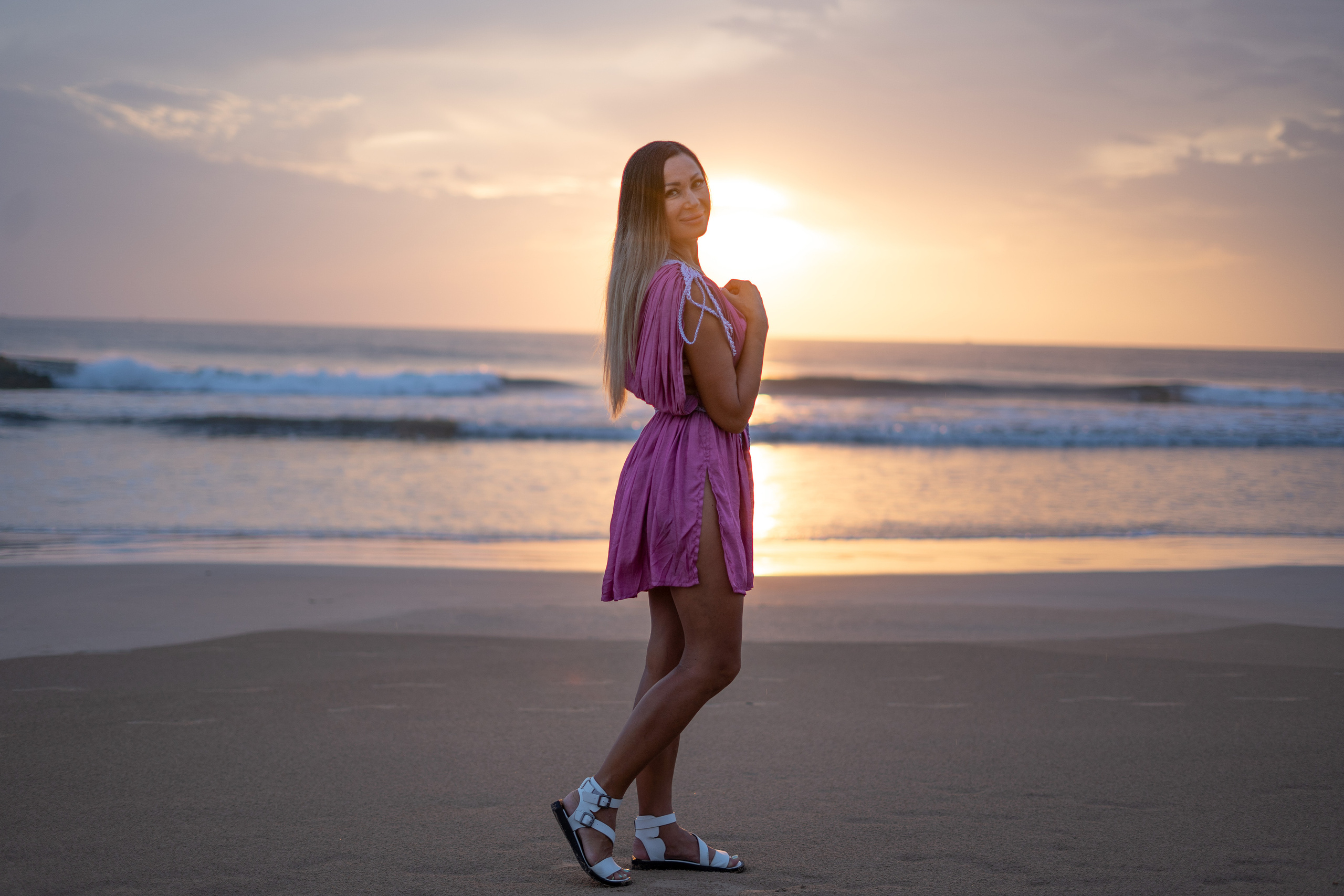 photoshoot of a beautiful girl by the ocean at sunset