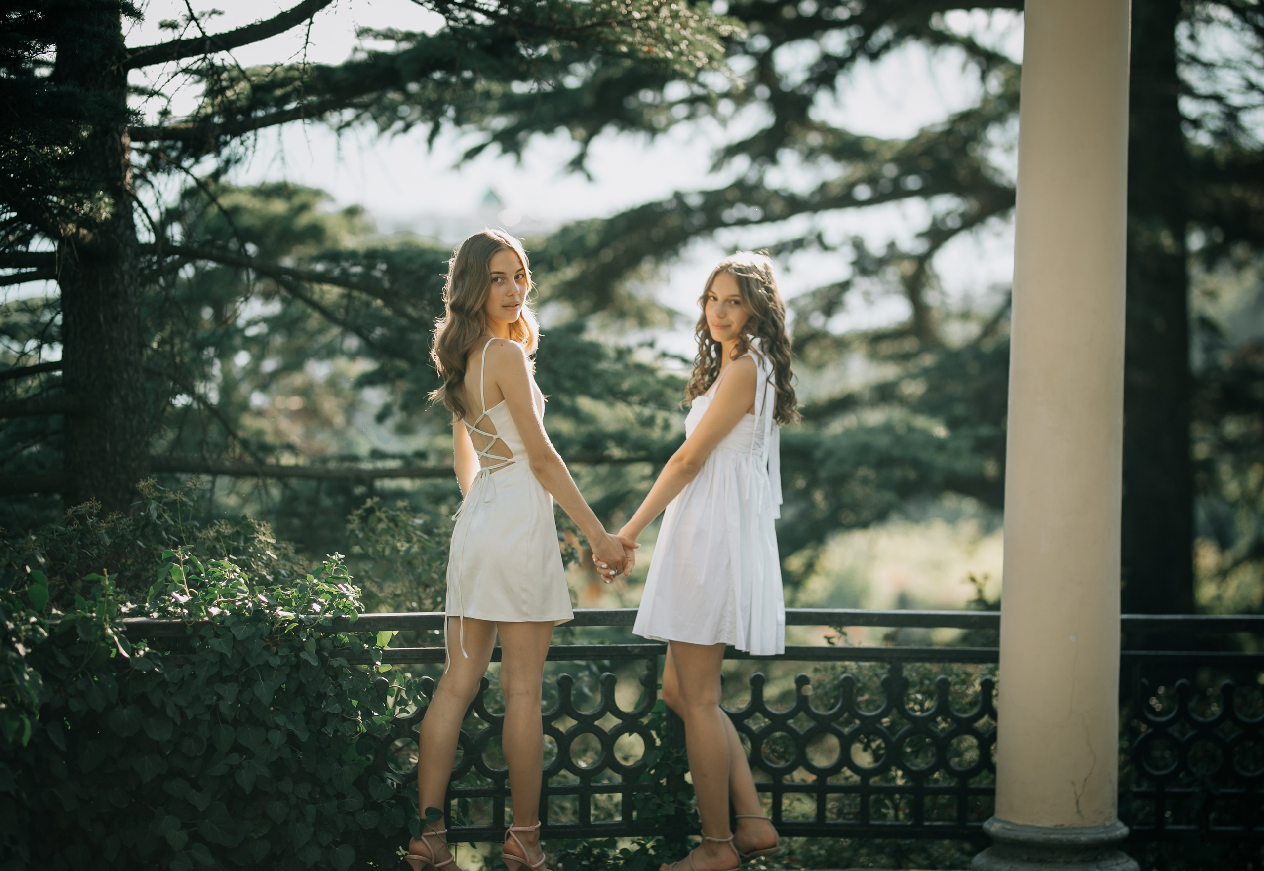 Сестры. Никитский ботанический сад. Фотограф в Крыму