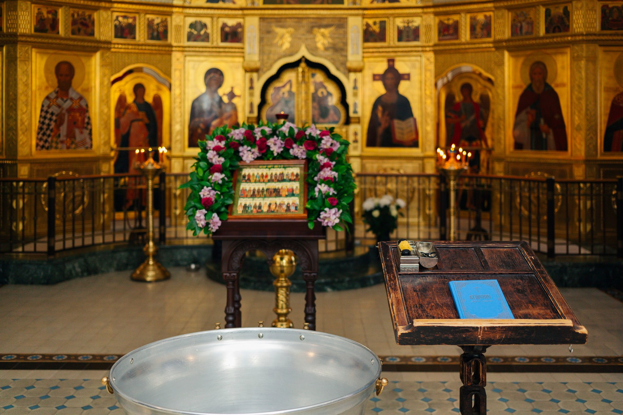 в каком храме лучше крестить ребенка — атмосфера, расположение, правила, Современная крестильная купель для полного погружения. На что обратить внимание при выборе храма, Вместительный и светлый зал храма — ключевой фактор при выборе места для крещения с большим числом гостей, купель в храме Невского района Санкт-Петербурга
