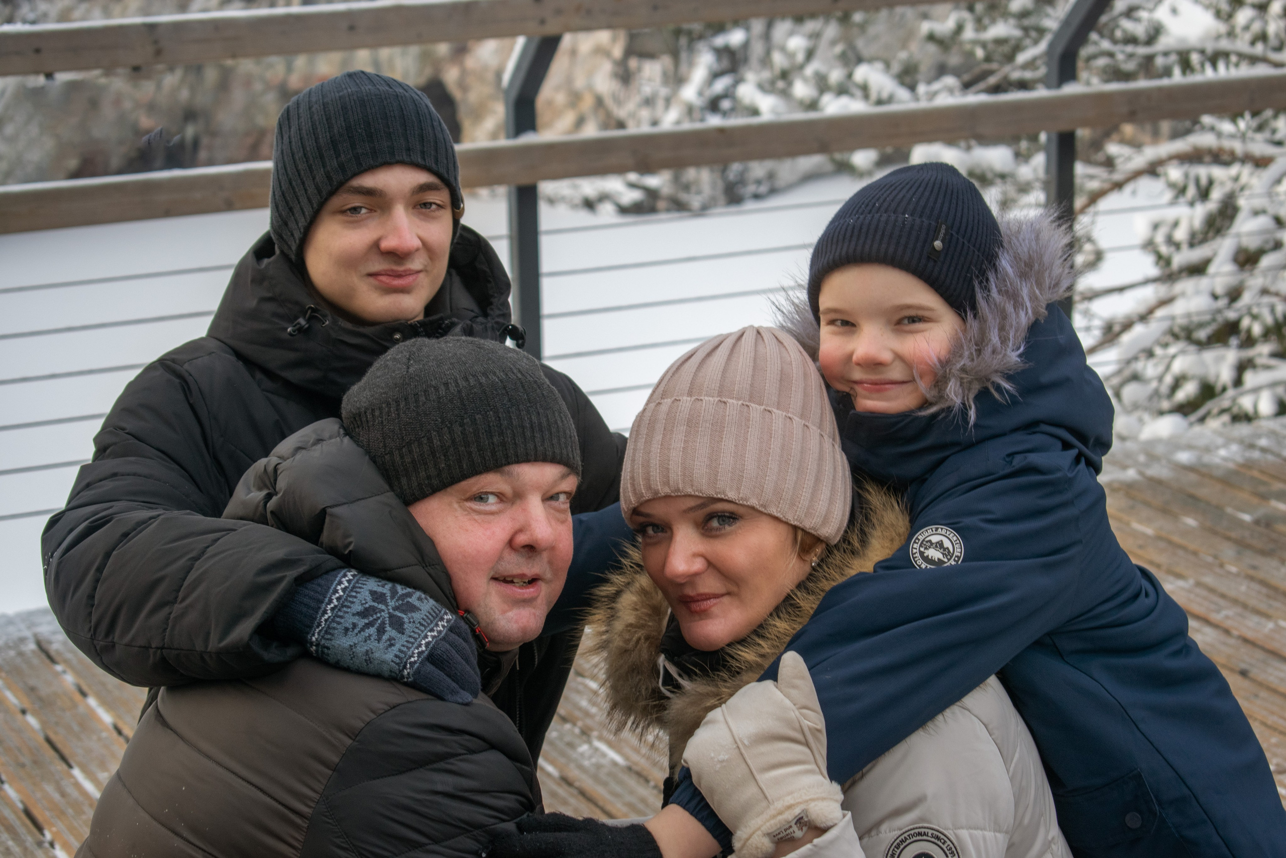 Семейная фотосъемка в карельском парке Рускеала. Мраморный каньон, Карелия.