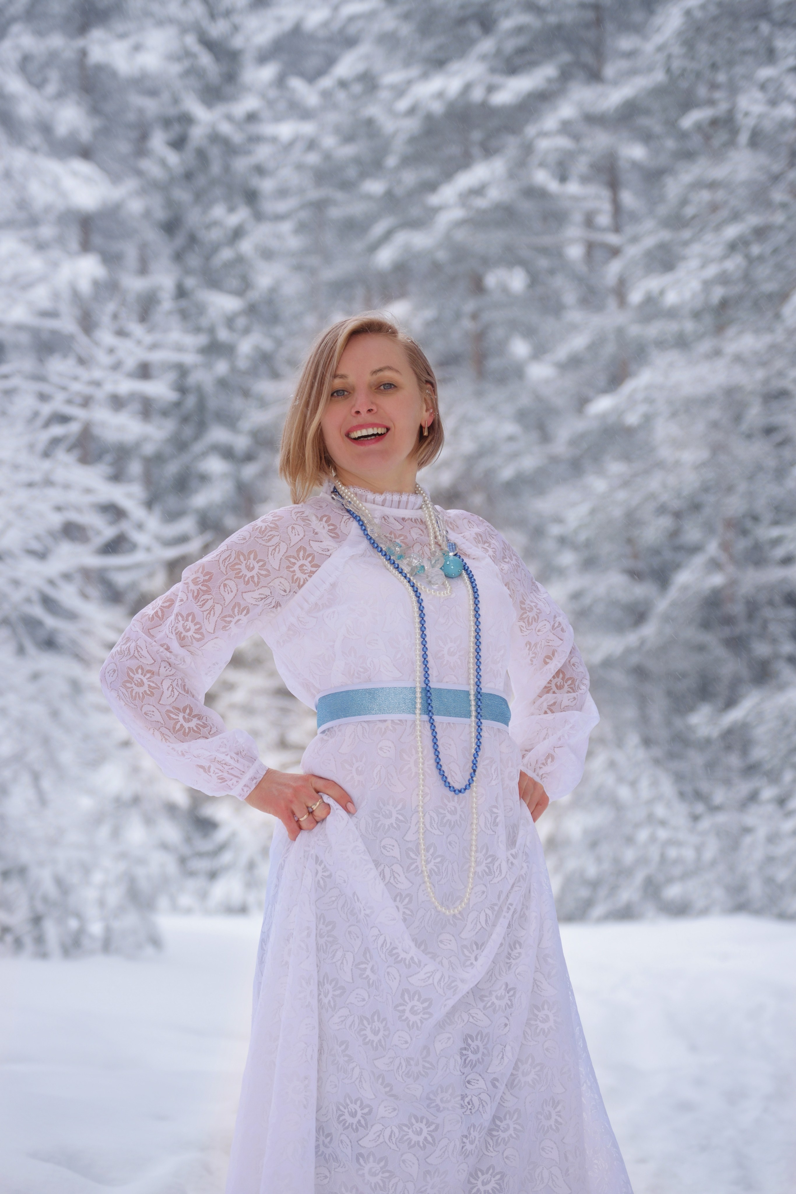 Свадебная фотосессия невесты в снежном лесу в Карелии, Сортавала.