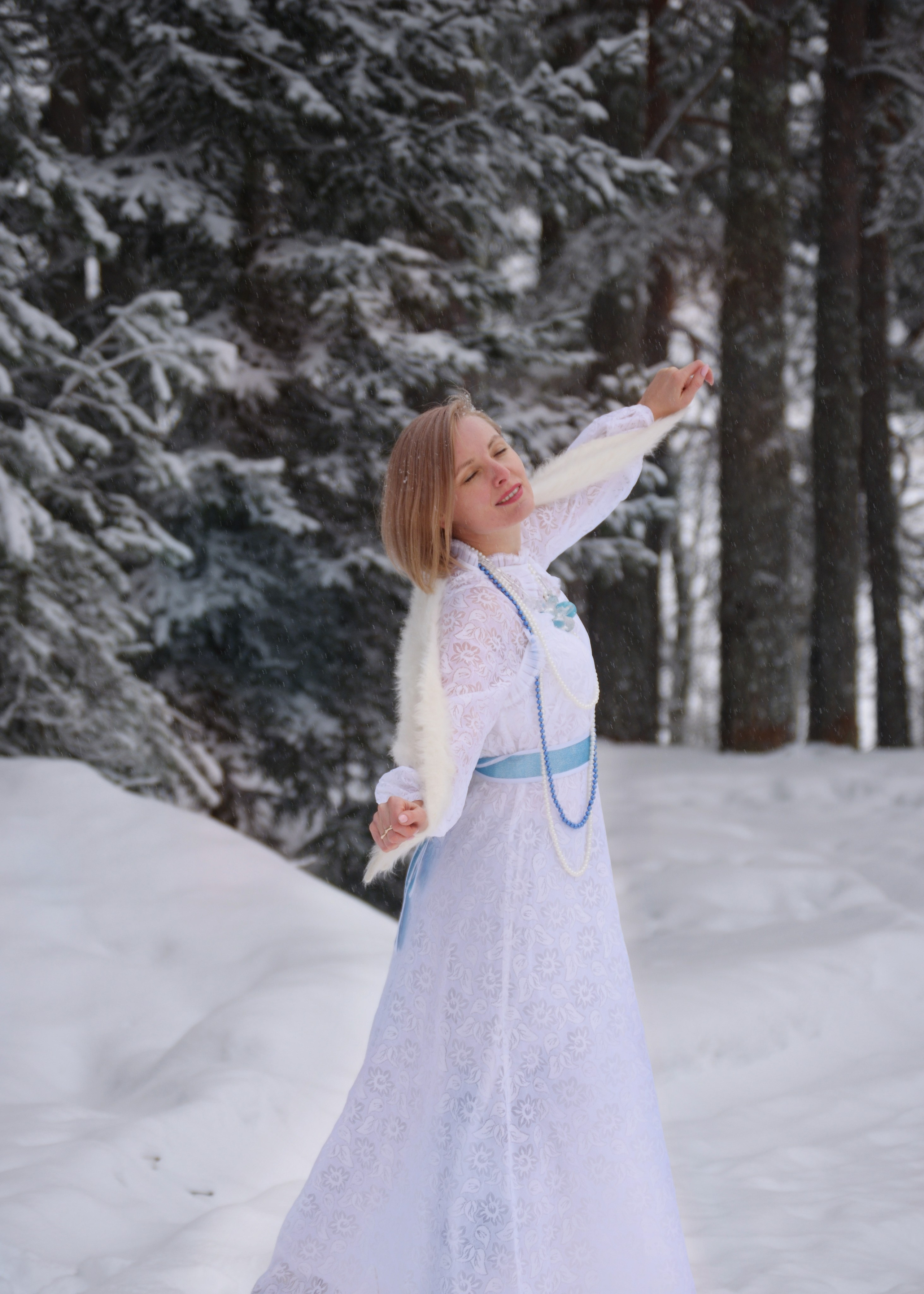 Свадебная фотосессия в зимнем карельском лесу