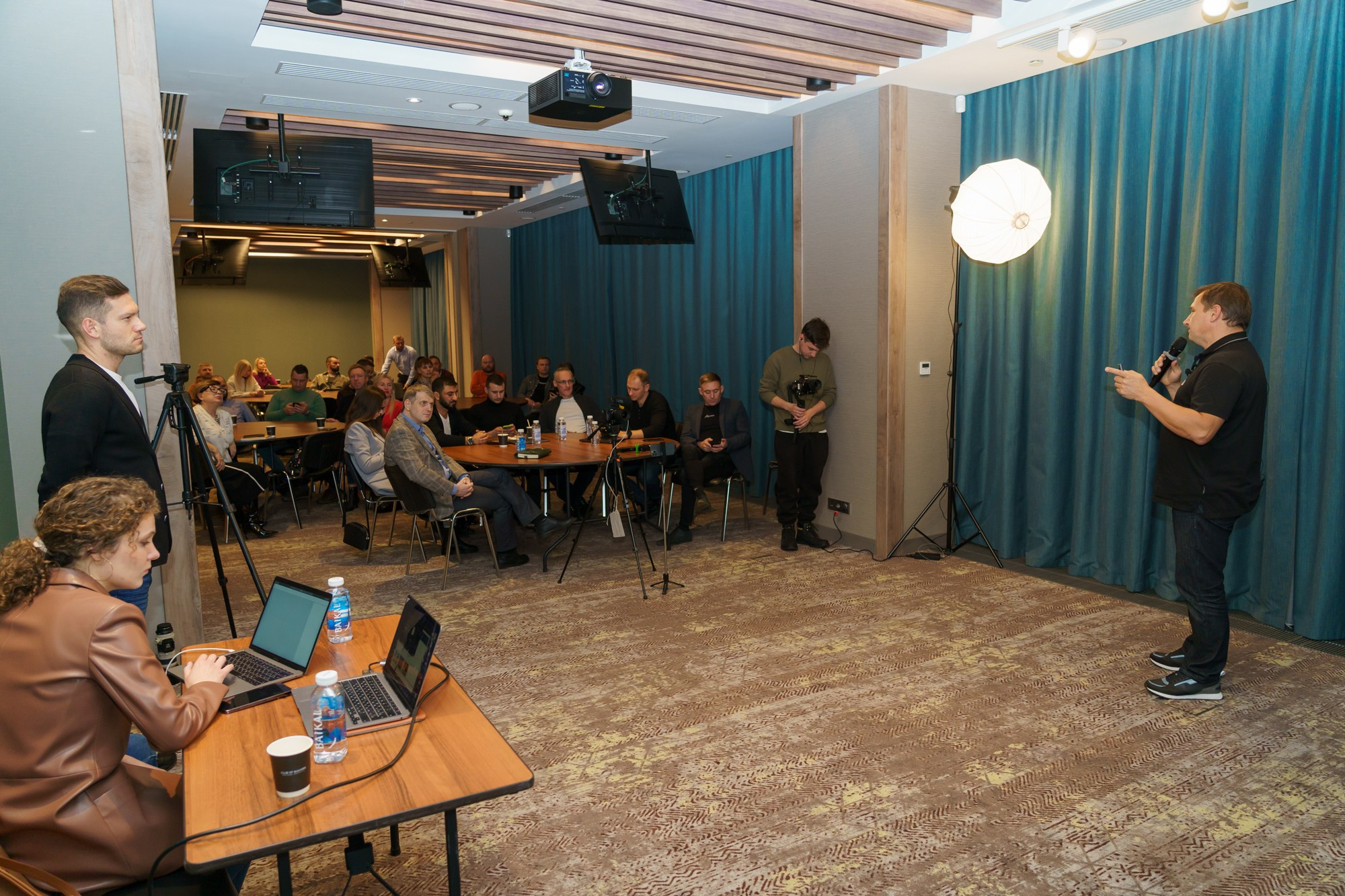 Выступление спикера. Photomantis