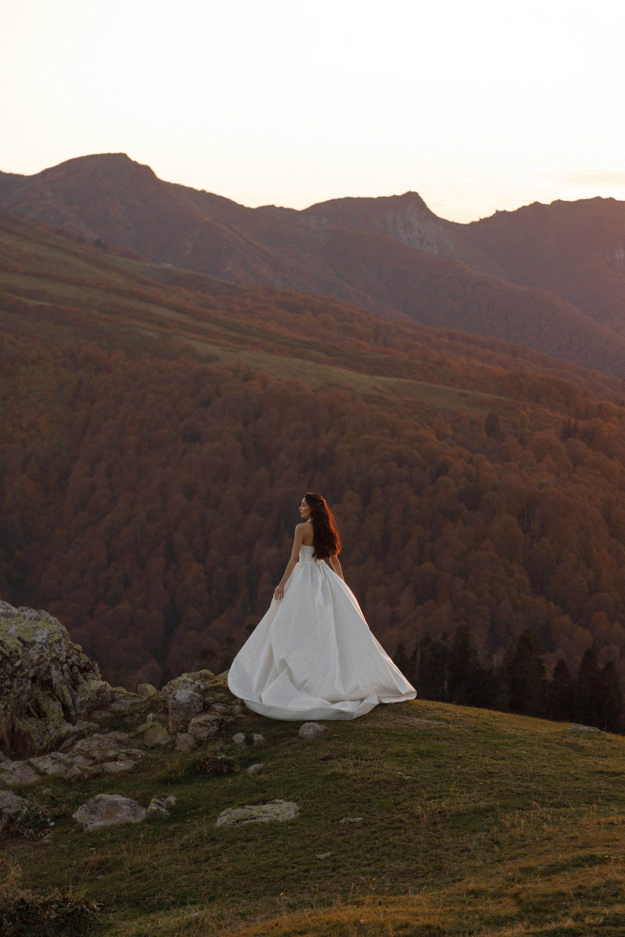 Свадьба в горах на закате