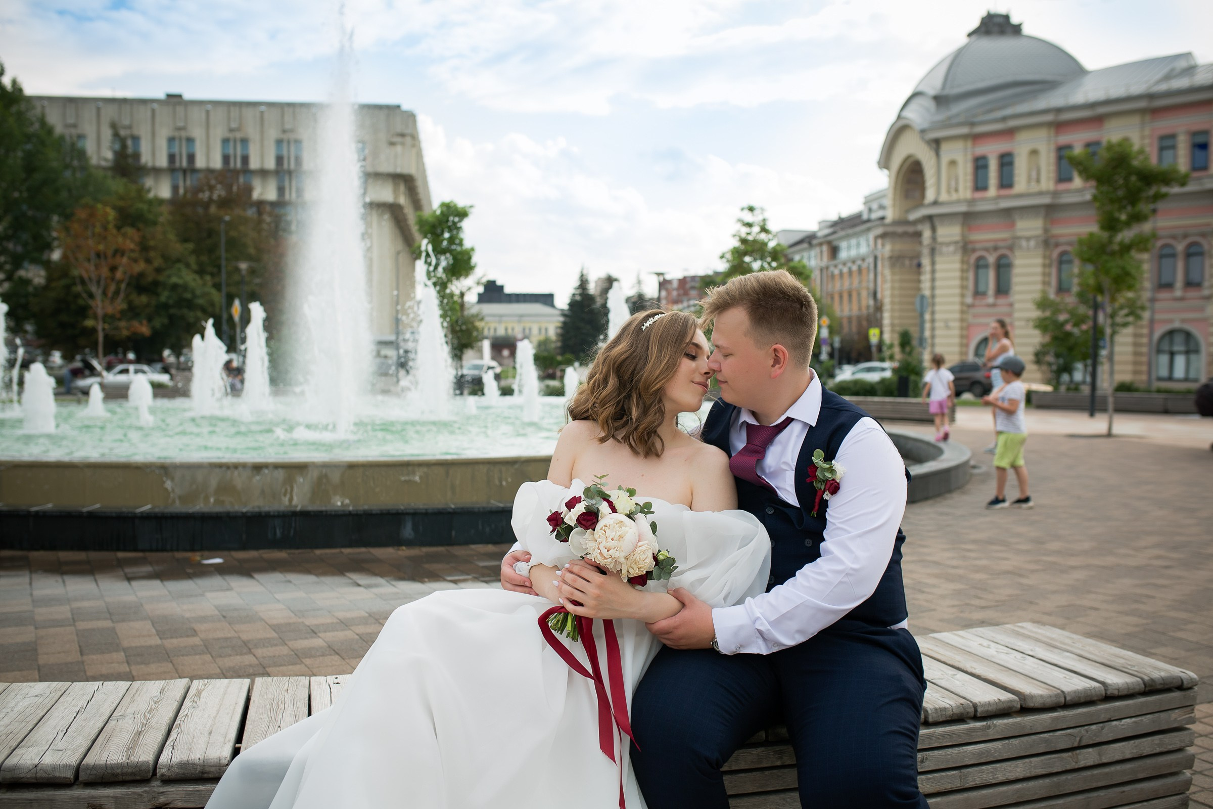Прогулка по Набережной. Свадебная фотосъёмка в Москве, Туле