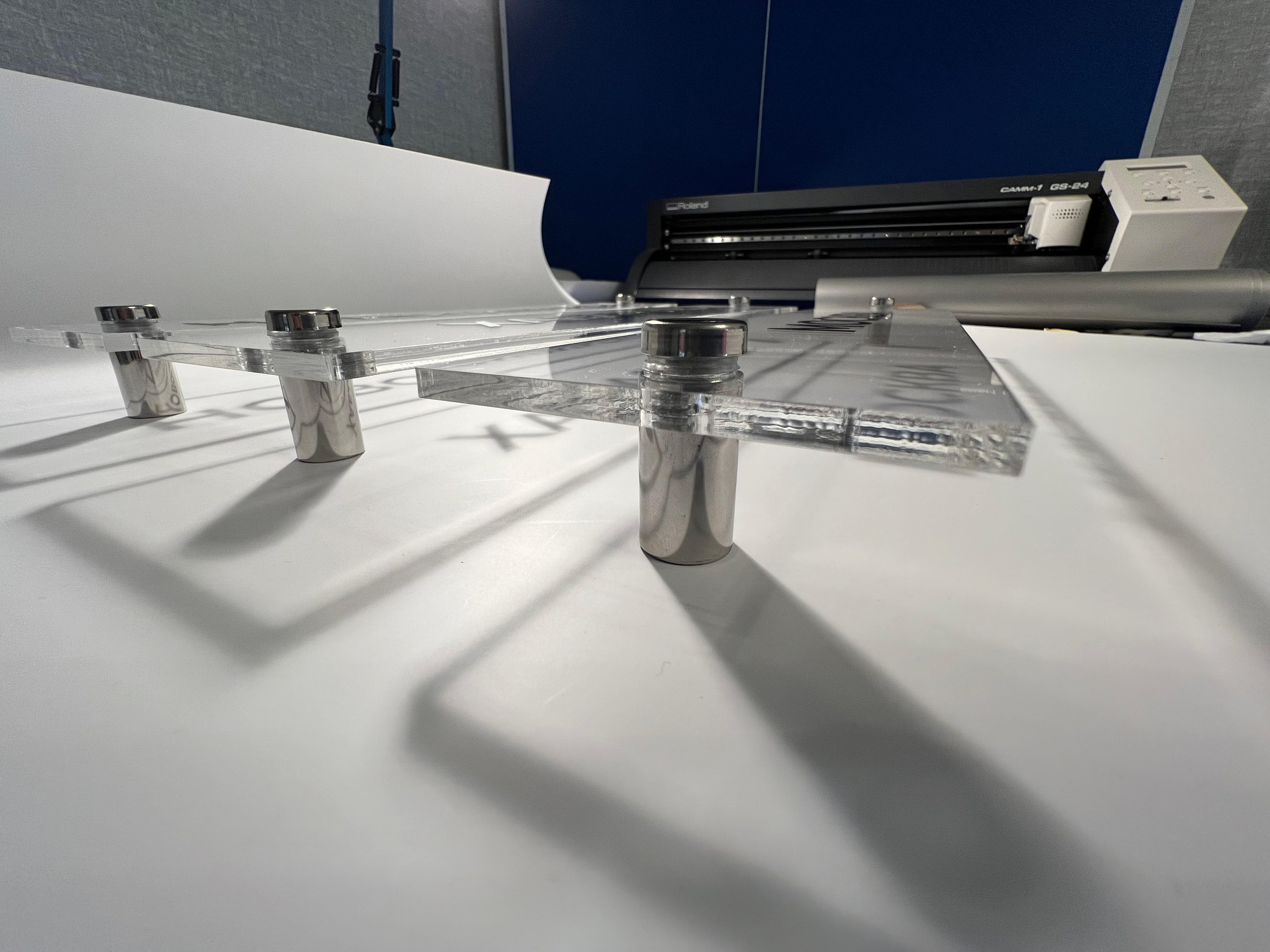 Фотографии офисных табличек, информационных стендов, вывесок