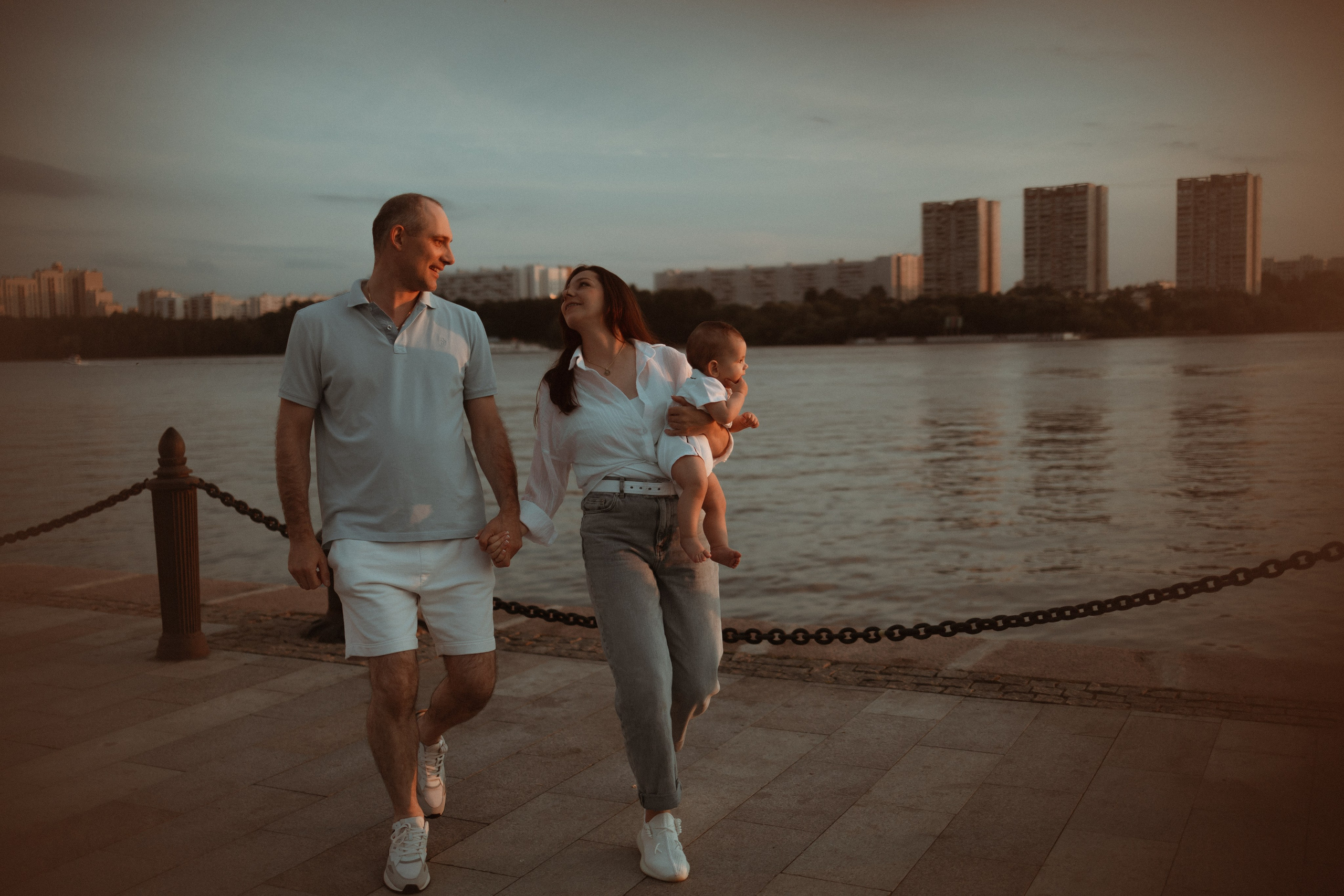 Прогулочная семейная фотосессия на Речном вокзале. Семейный фотограф в Москве и Люберцах Юлия Гуськова