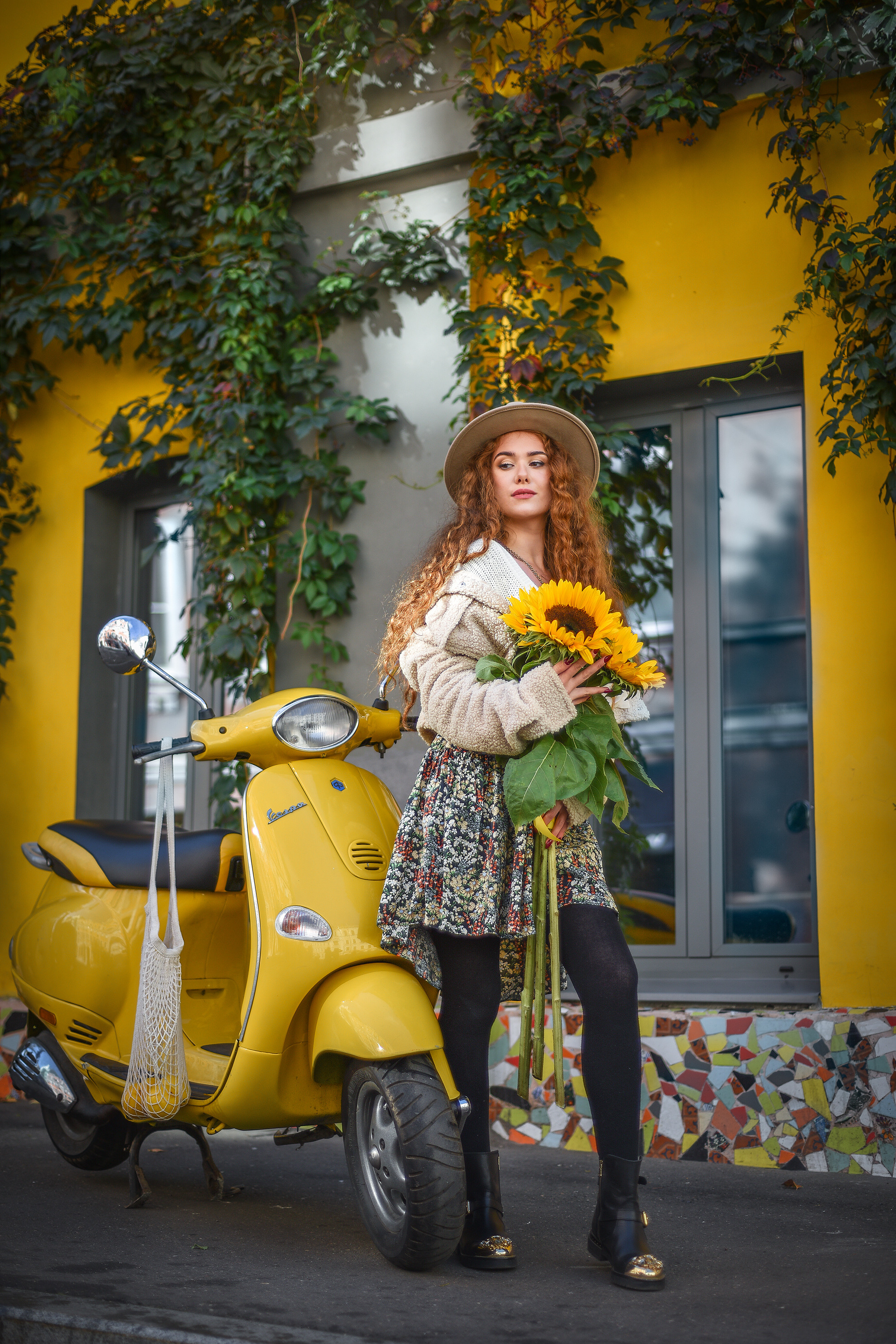 Желтый скутер. ФОТОГРАФ в МОСКВЕ Любовь Пронина