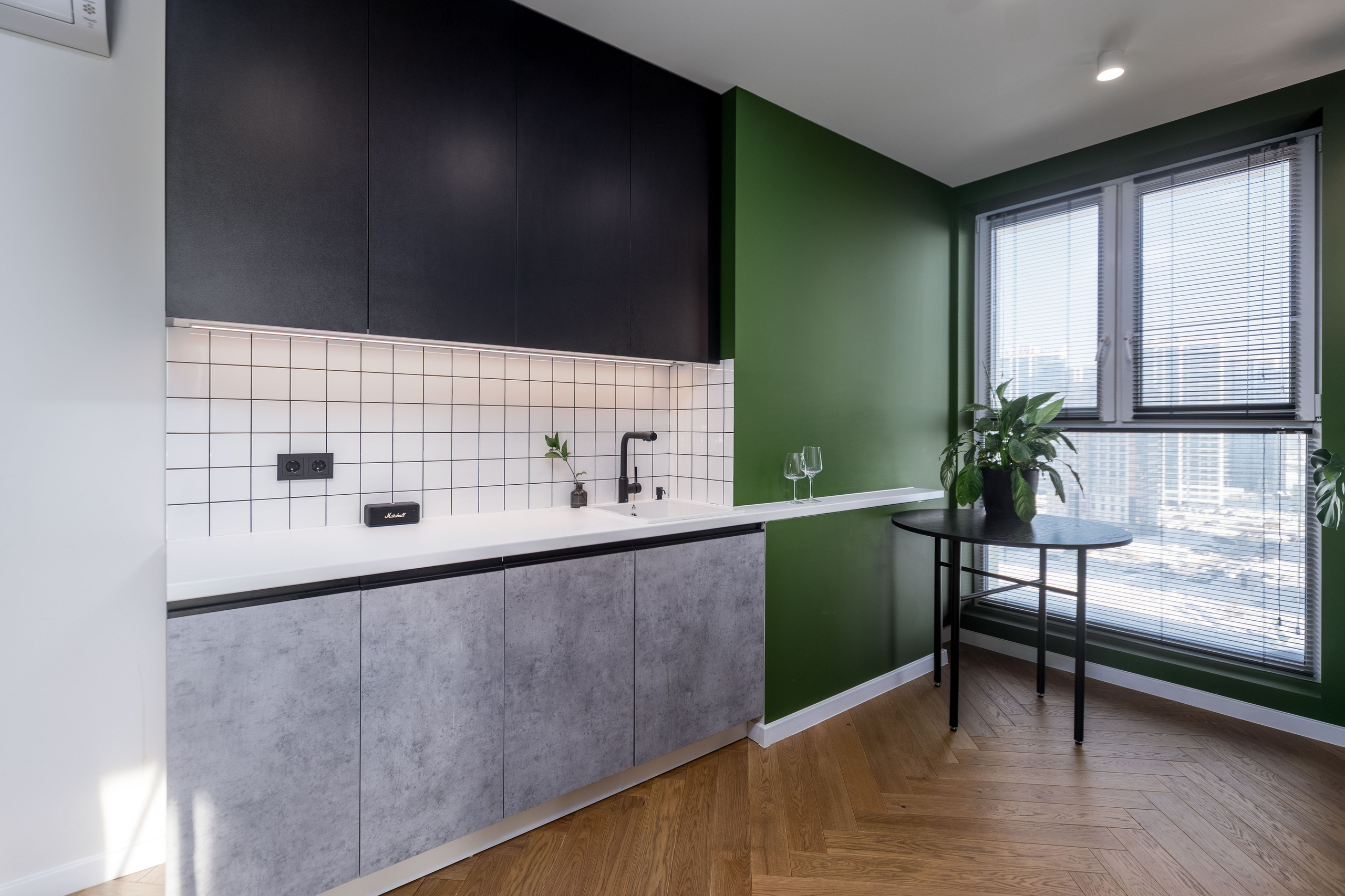 Зона раковины в кухне двухкомнатной квартиры