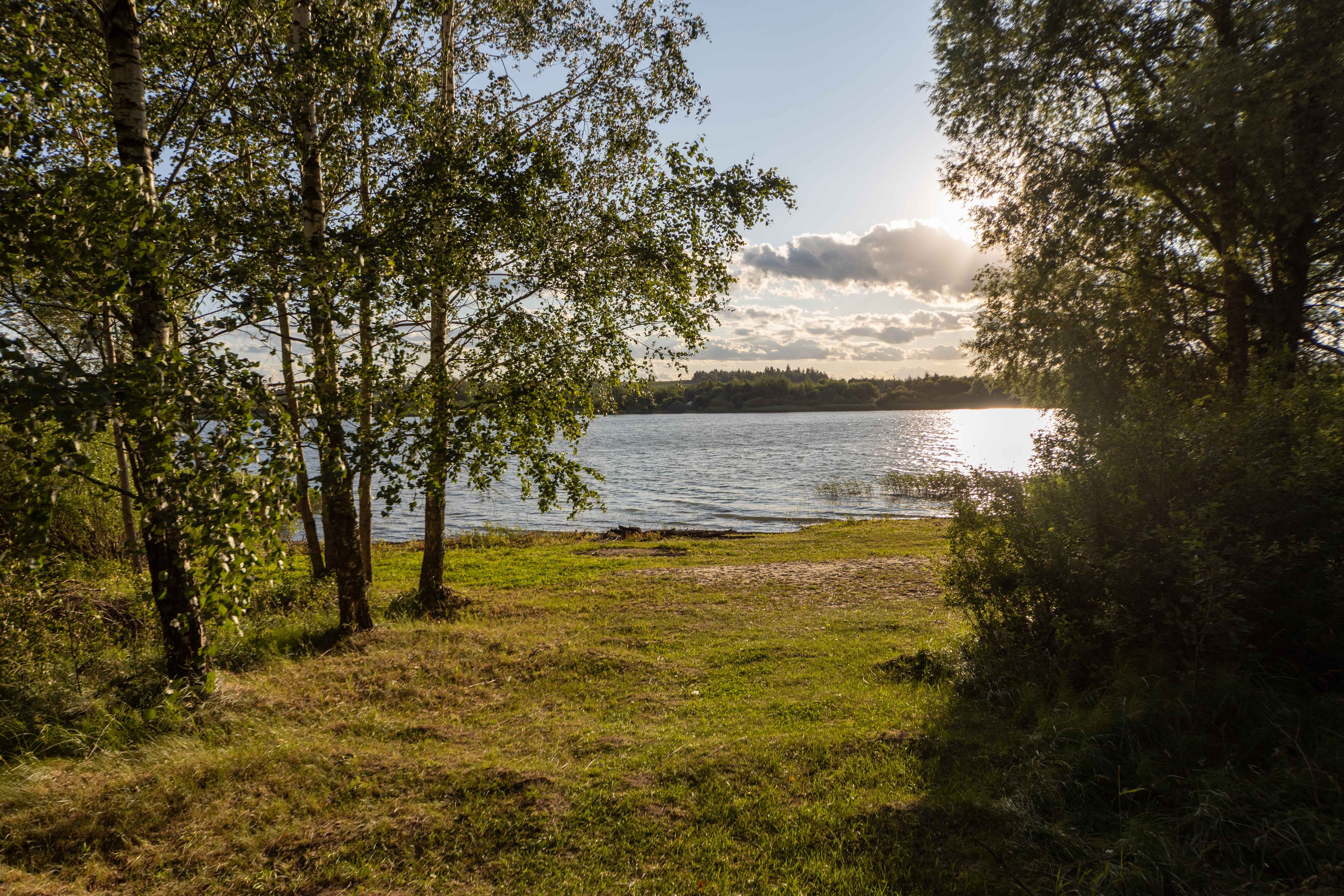 Вид на петровичское водохранилище в солнечный летний вечер