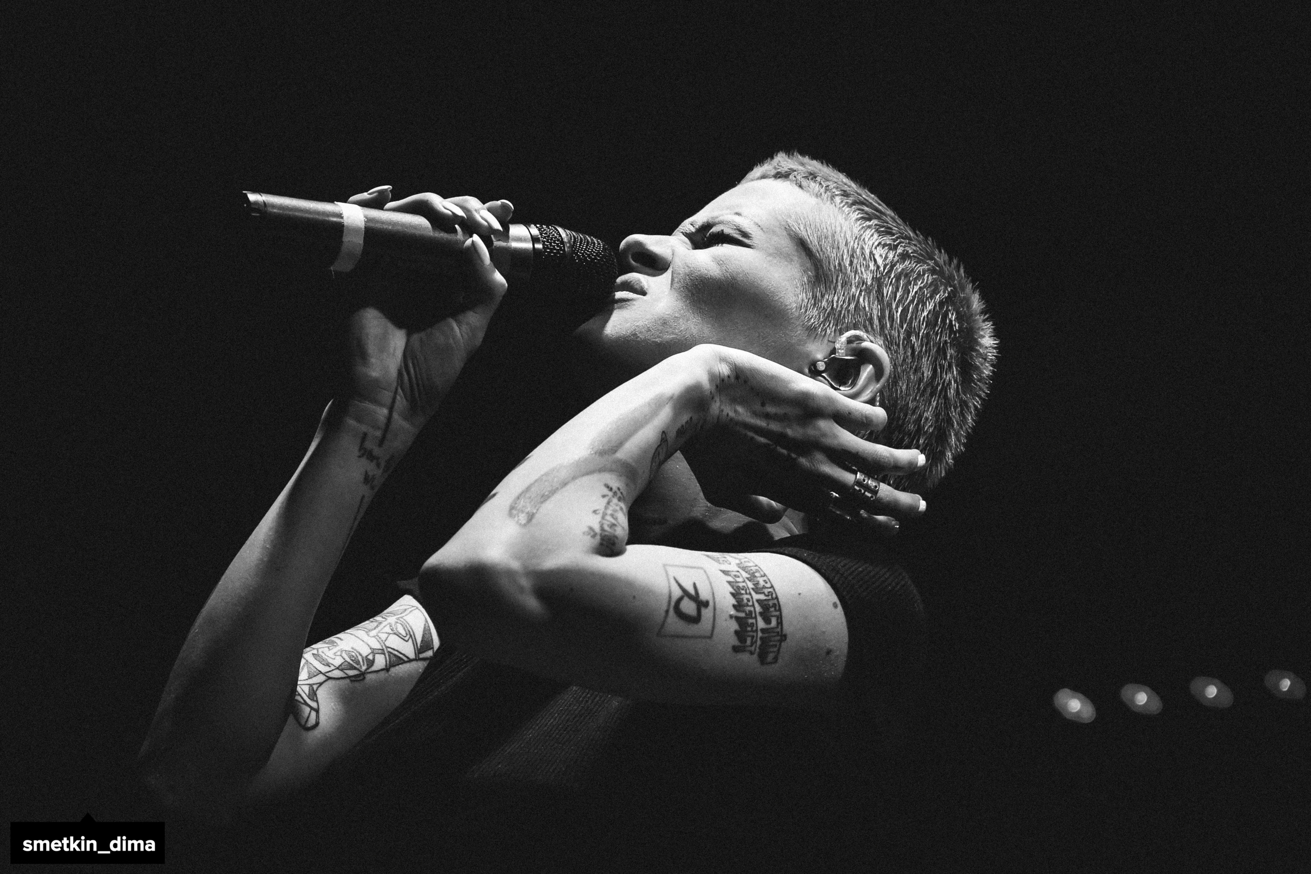 Певица на концерте