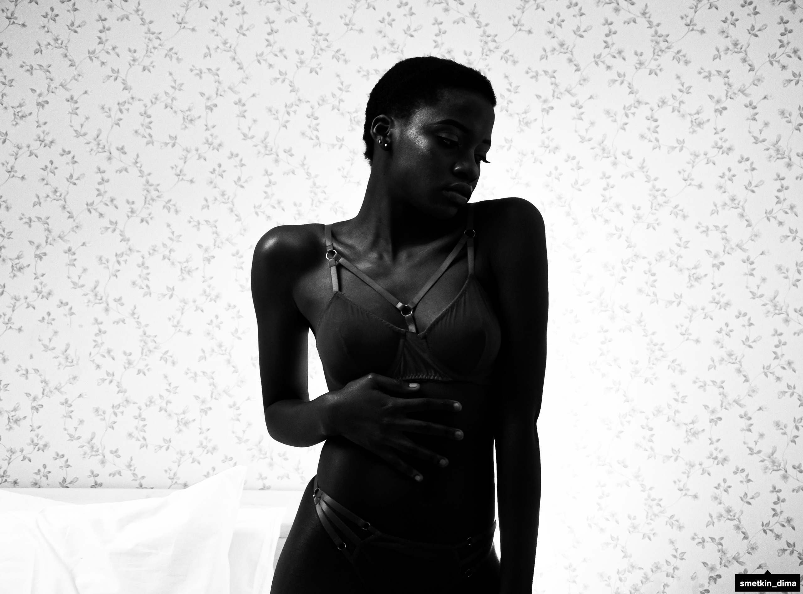 Темнокожая девушка в нижнем белье