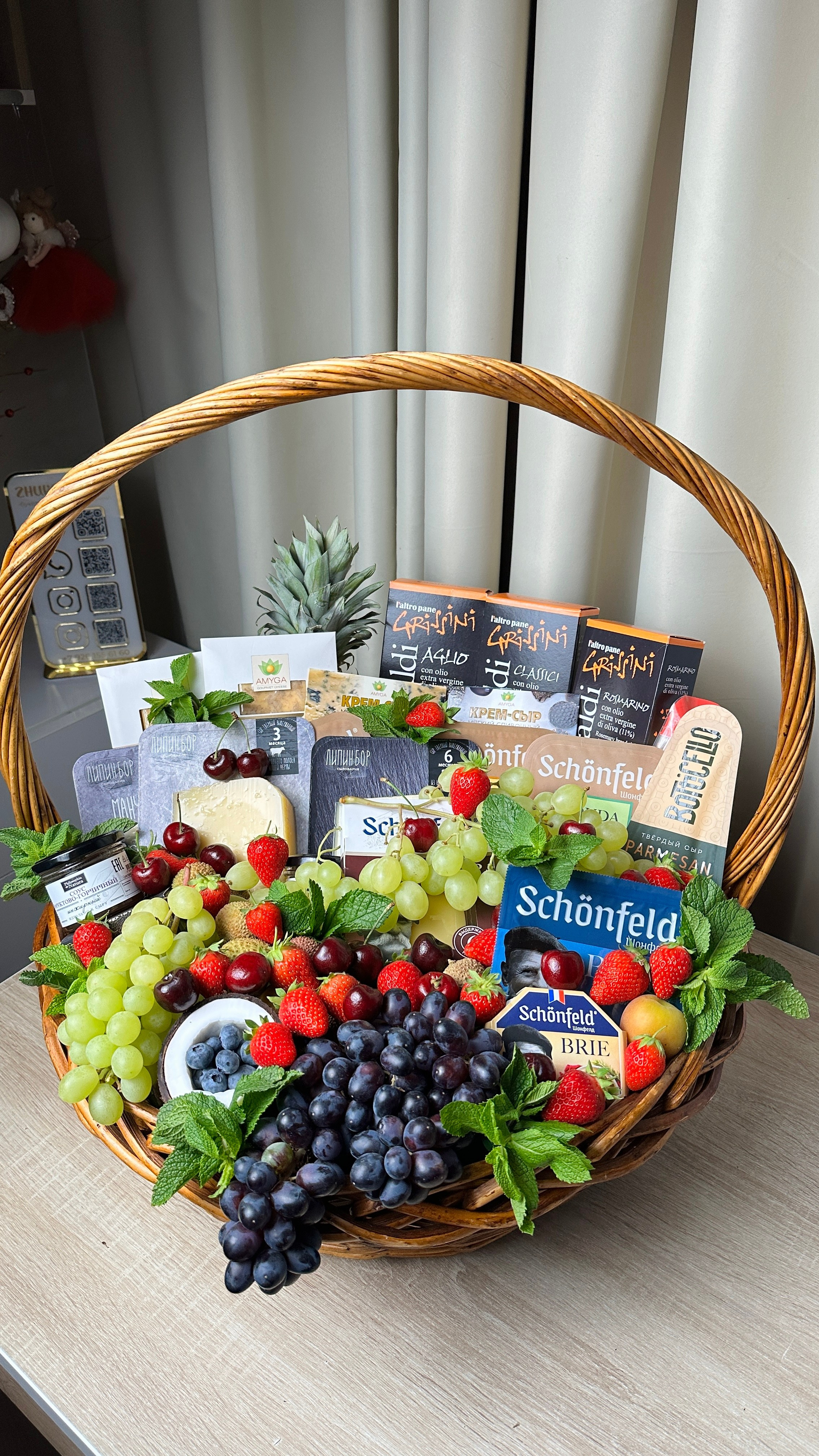 Корзины. Выездной кейтеринг, съедобные букеты, торты и сладости на заказ