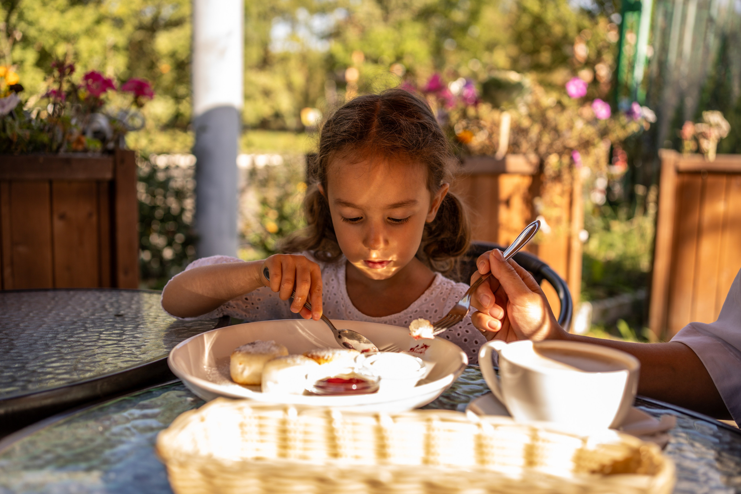 Маленькая девочка за столом в кафе
