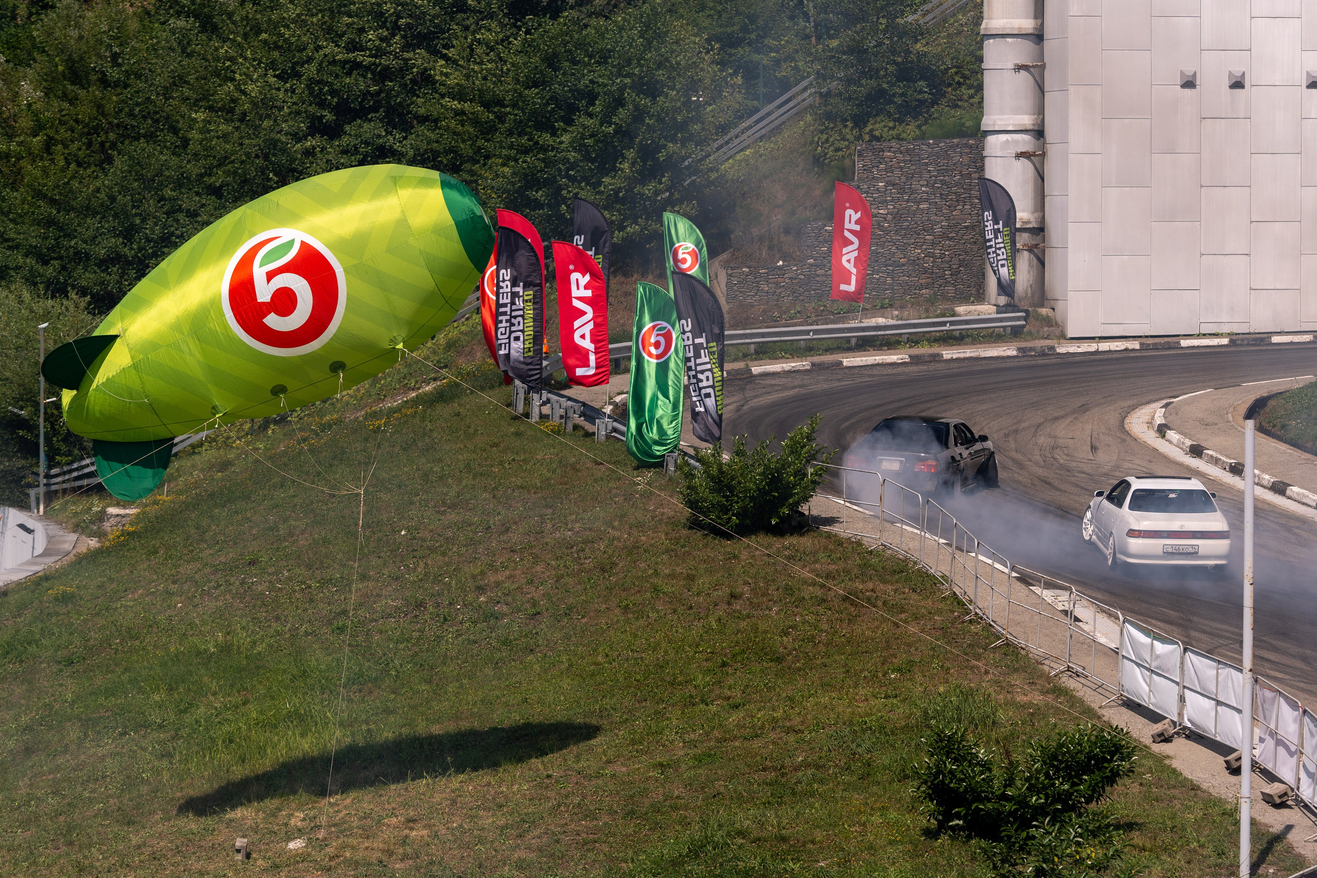 Фотоотчет партнеской интеграции для сети «Пятерочка» на фестивале «Grounded». Репортажный фотограф в Красной Поляне и Сочи Павлюченко Екатерина