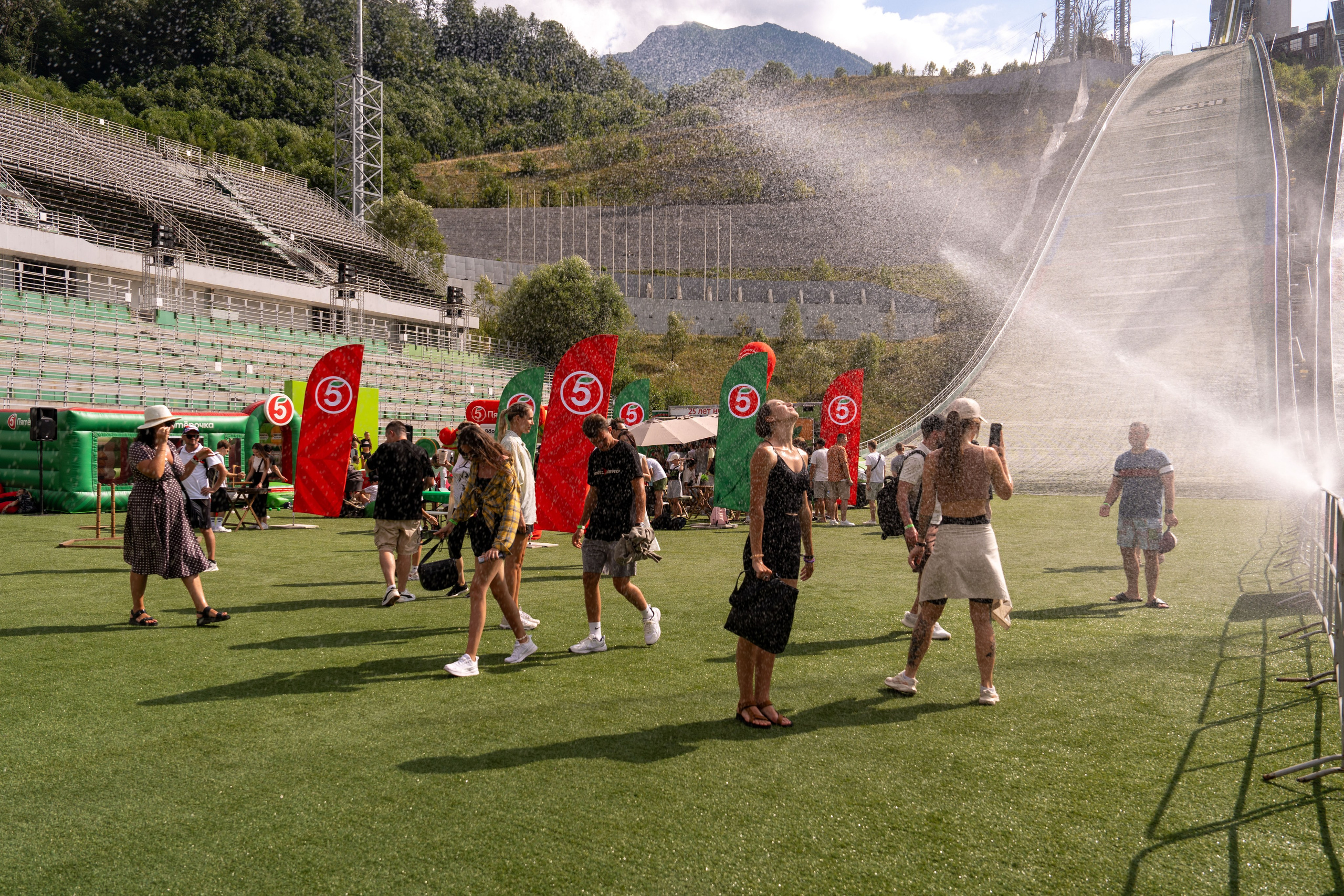 Фотоотчет партнеской интеграции для сети «Пятерочка» на фестивале «Grounded». Репортажный фотограф в Красной Поляне и Сочи Павлюченко Екатерина