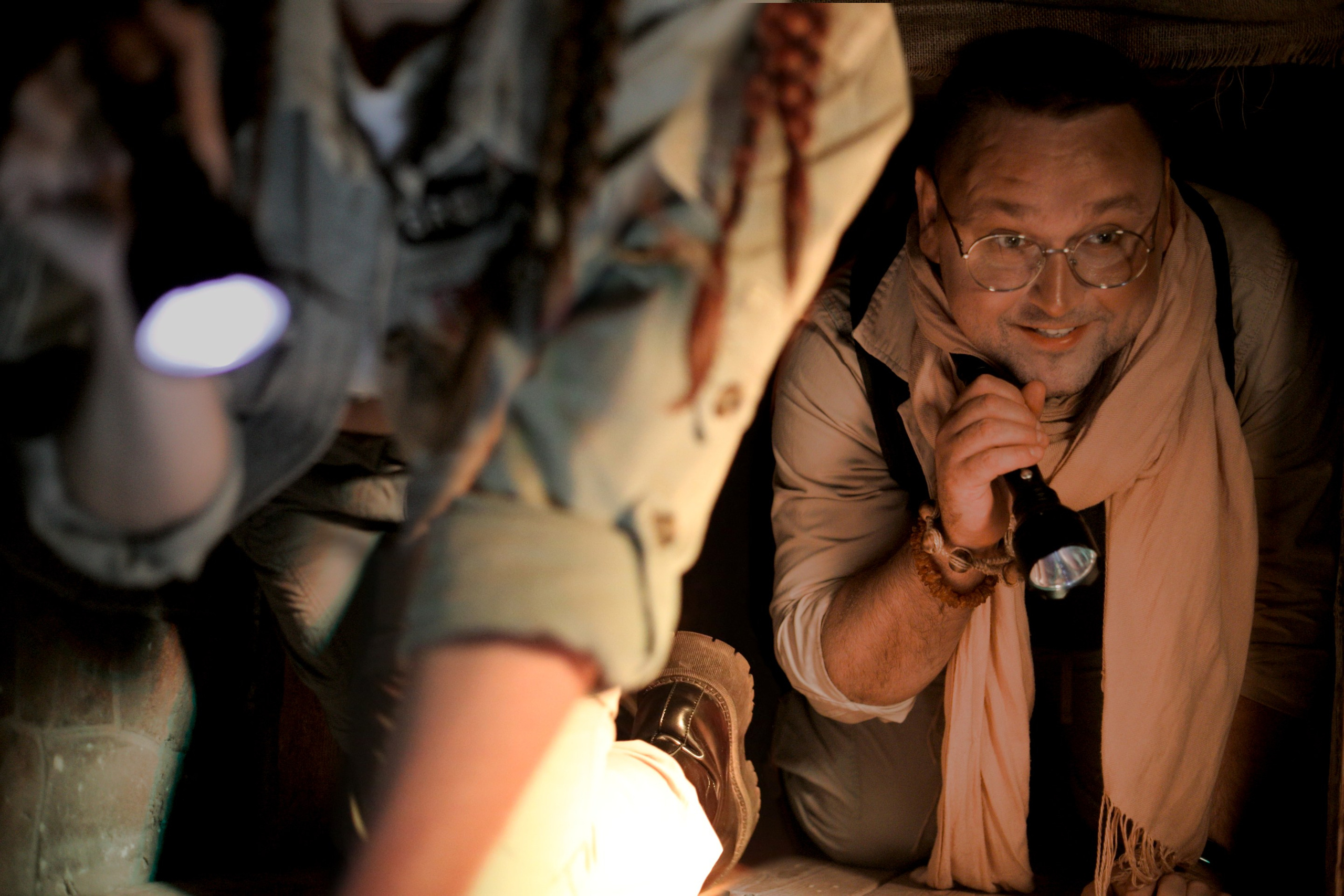 Парная фотосессия «Как в кино»: пара с фонариками в темной комнате