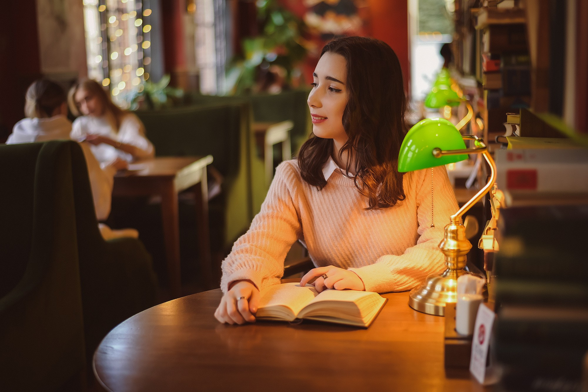 В книжной лавке. Фотограф Ростов-на-Дону Белла Керимова
