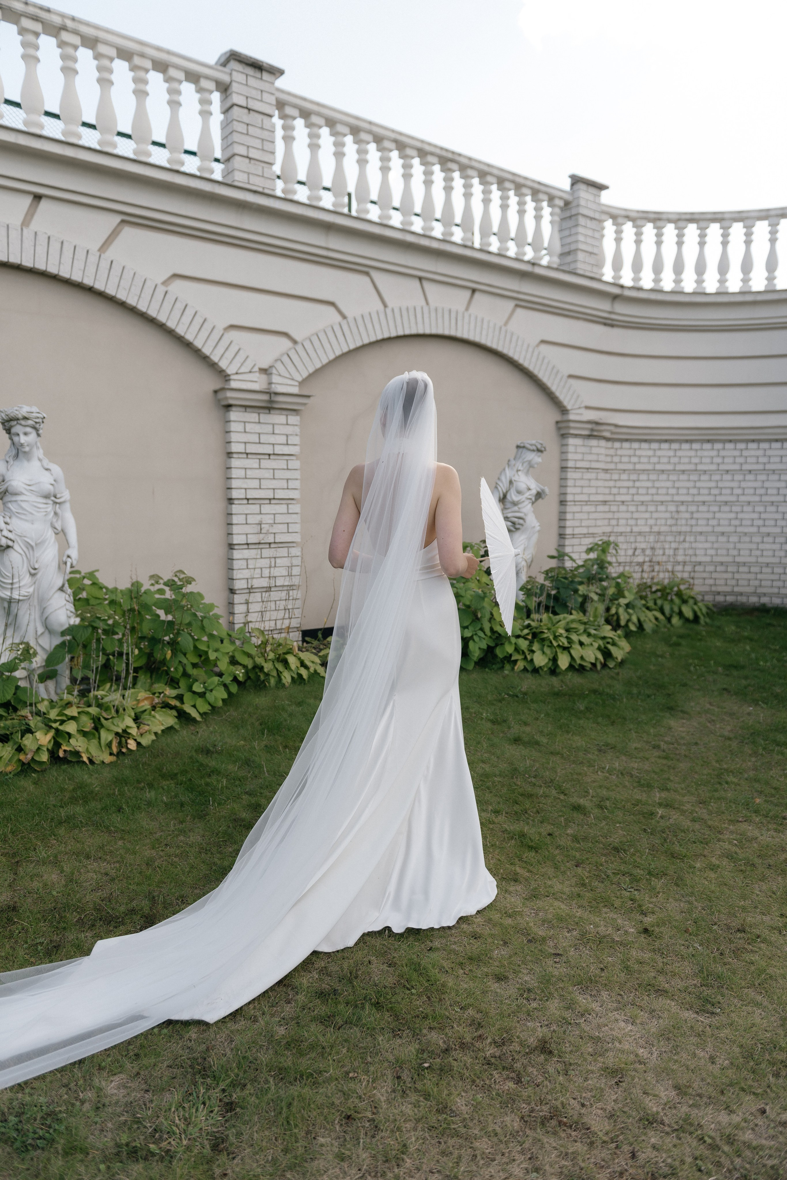 Wedding day in VERSAL PARK. Wedding PHOTOGRAPHER Andrew Vnukov