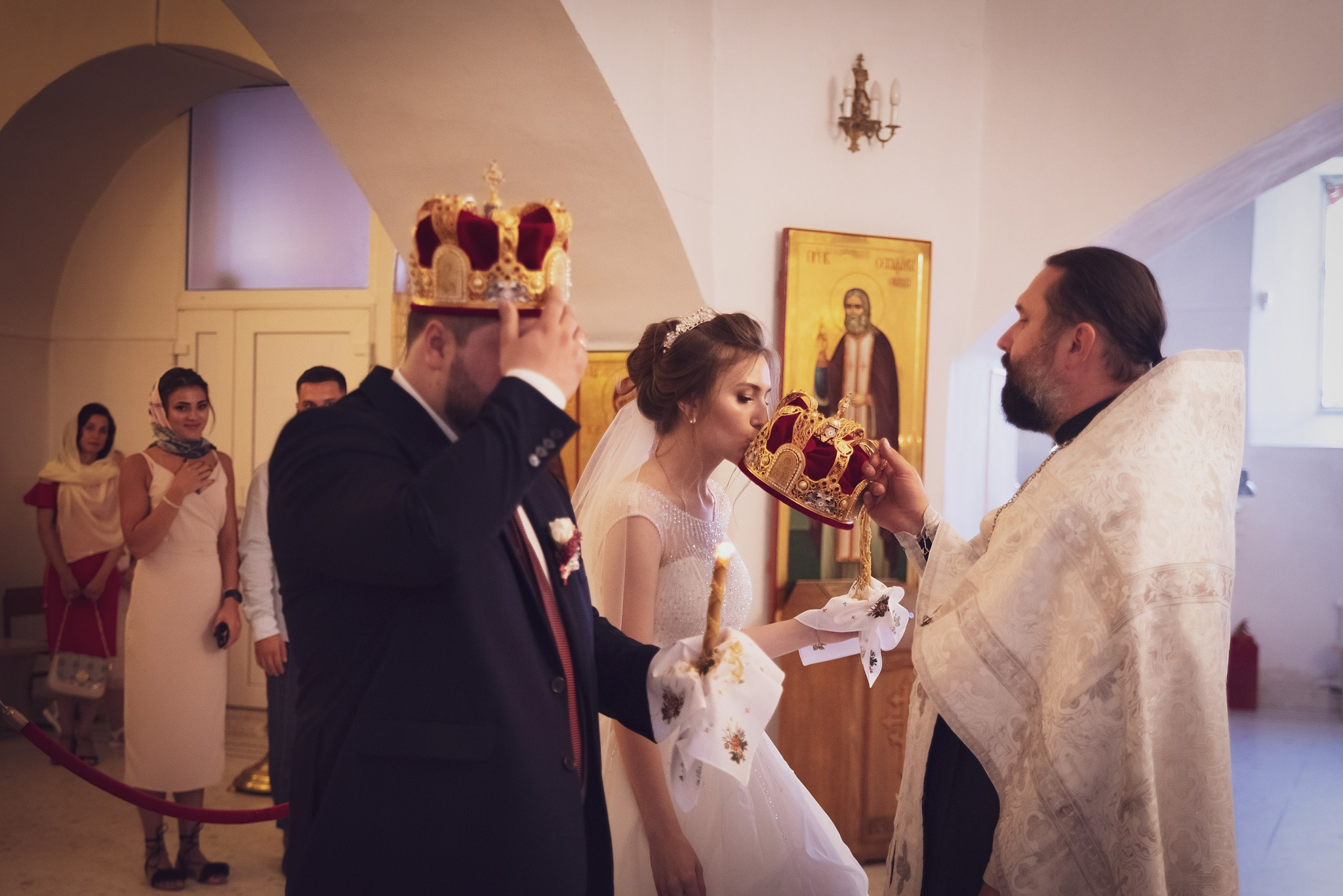 Священник возлагает на головы супругов венцы. Венчание в Краснодаре  - фотограф Оксана Лавренюк