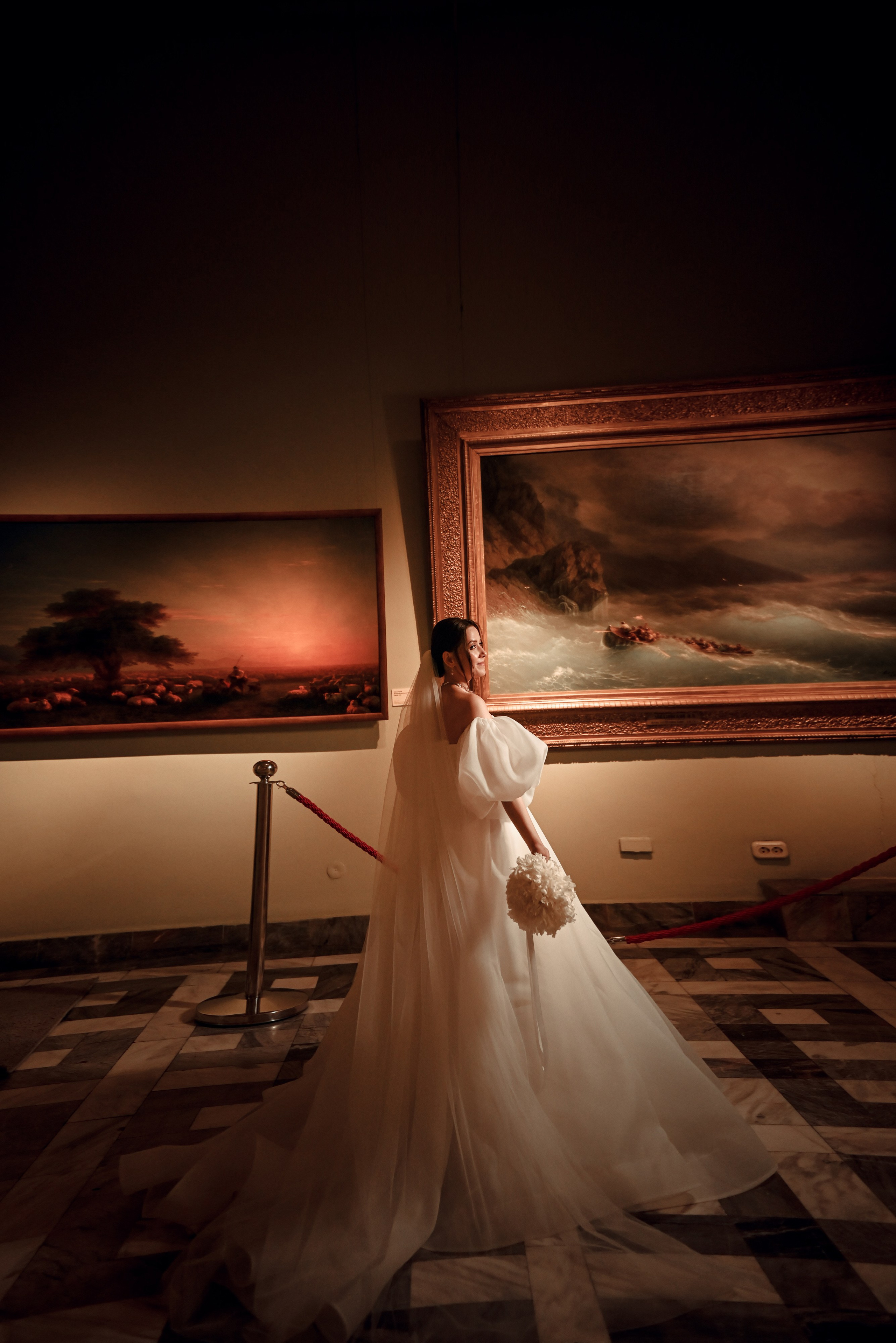 Небольшая свадебная серия в музее и прогулкой под дождем Эльмиры и Ризата. Свадебный, семейный, детский, контент фотограф в Омске Максим Ильин