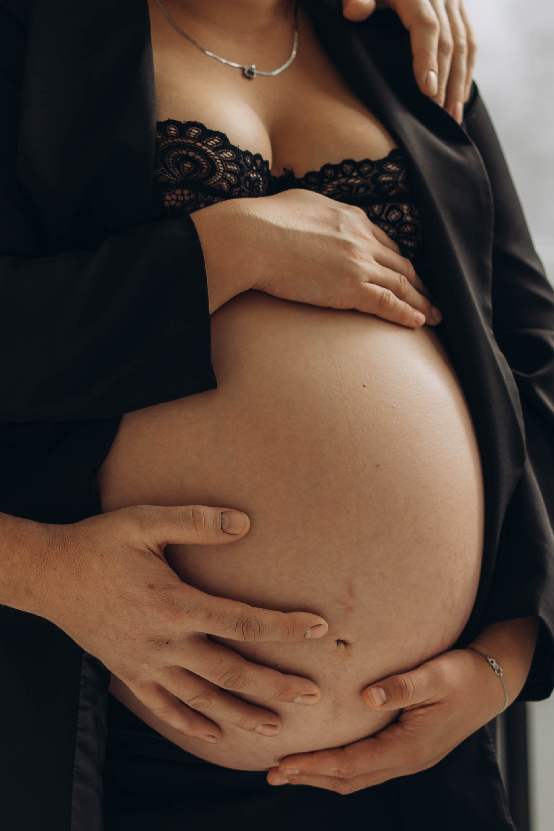 Беременность съемка пары в студии. Фотограф Екатеринбург Кокшарова Александра