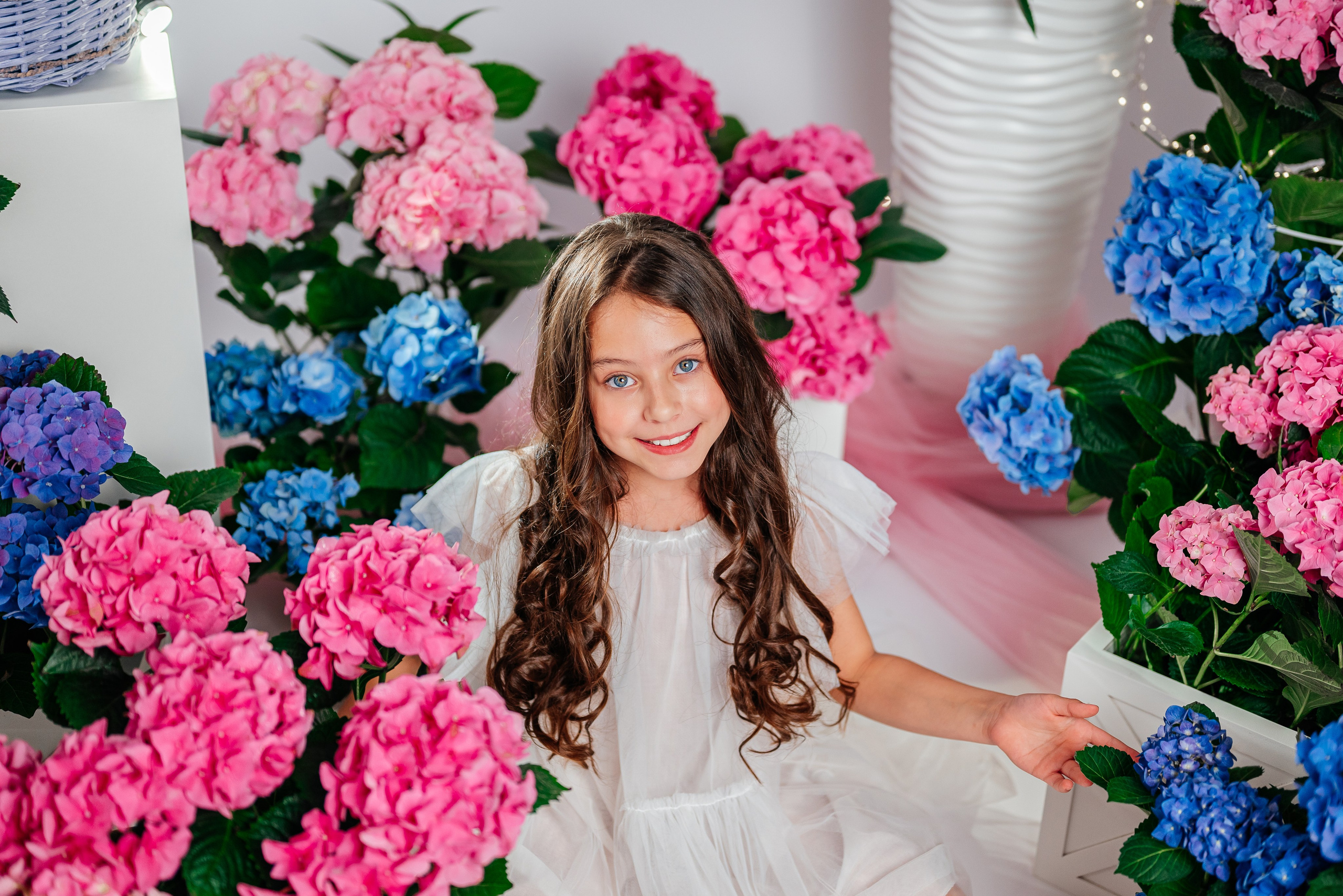 Вероника и гортензии. Семейный фотограф в Краснодаре