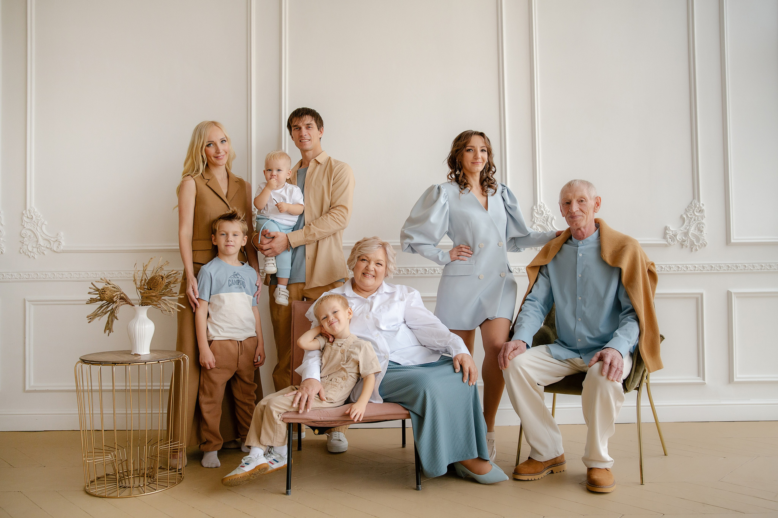 Фотосессия большой семьи в студии