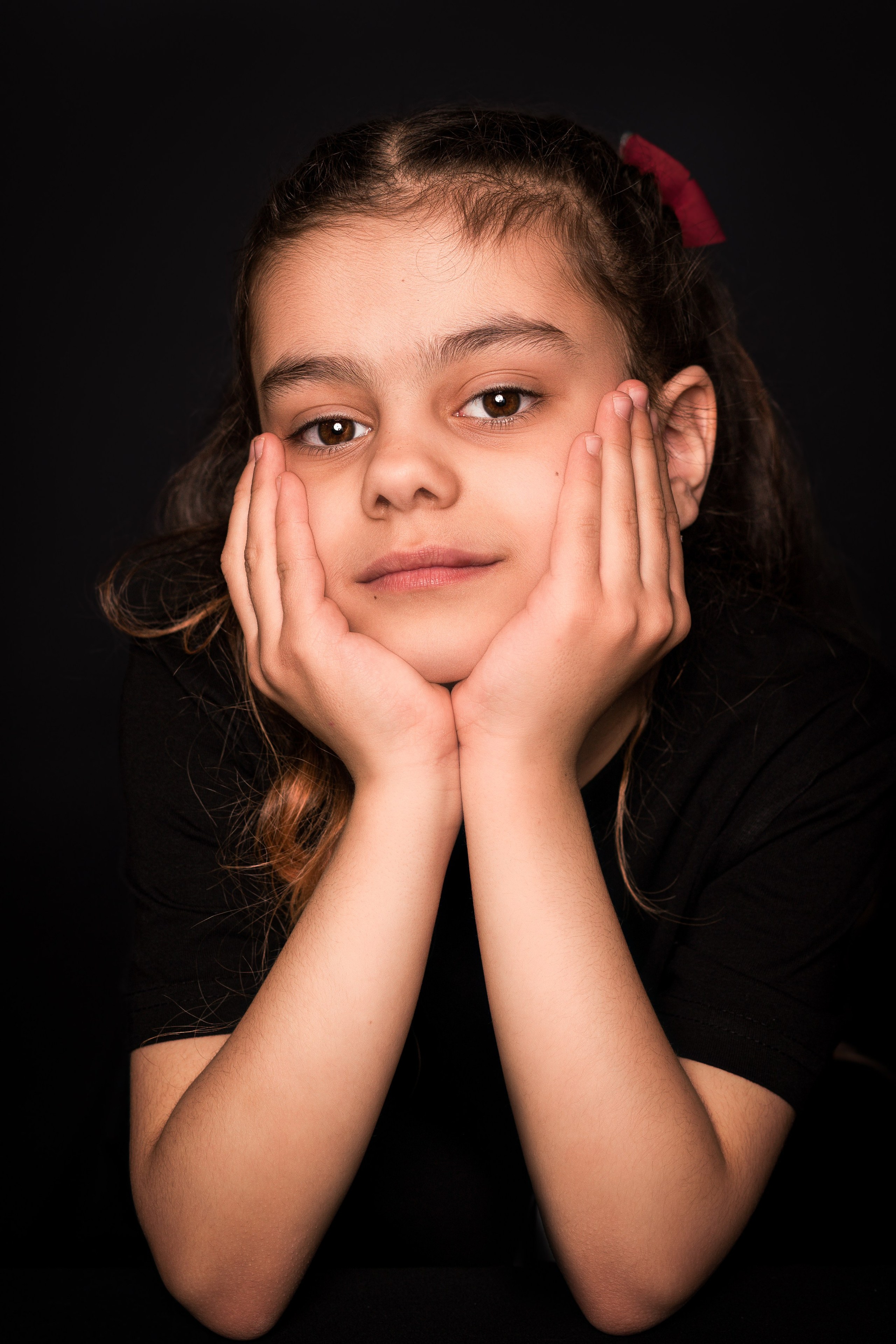 Детский сад, портреты на чёрном фоне. Фотограф Шунова Саша