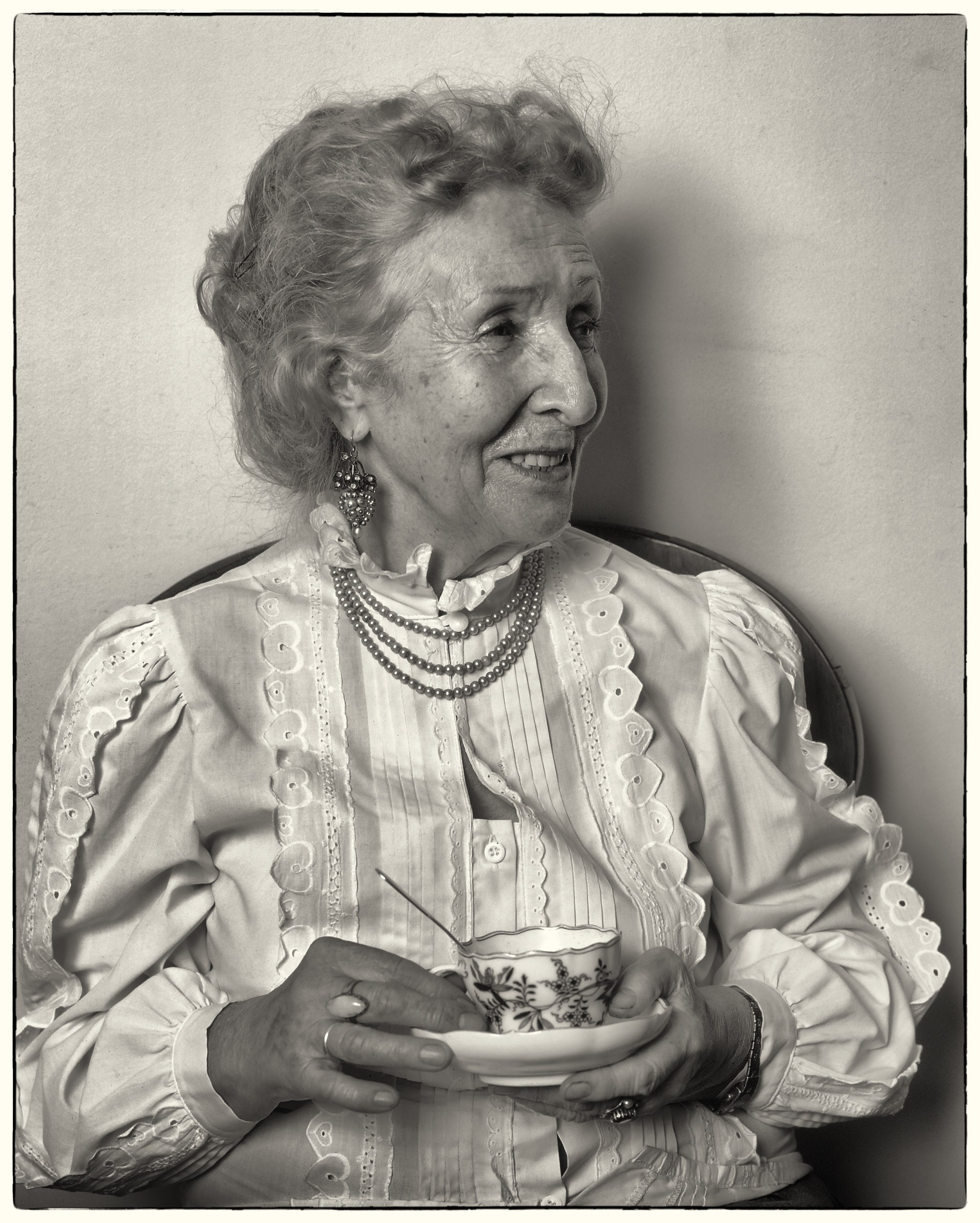 Бабушка с чашкой, фотосъёмка пожилой женщины. Фотограф в Москве.
