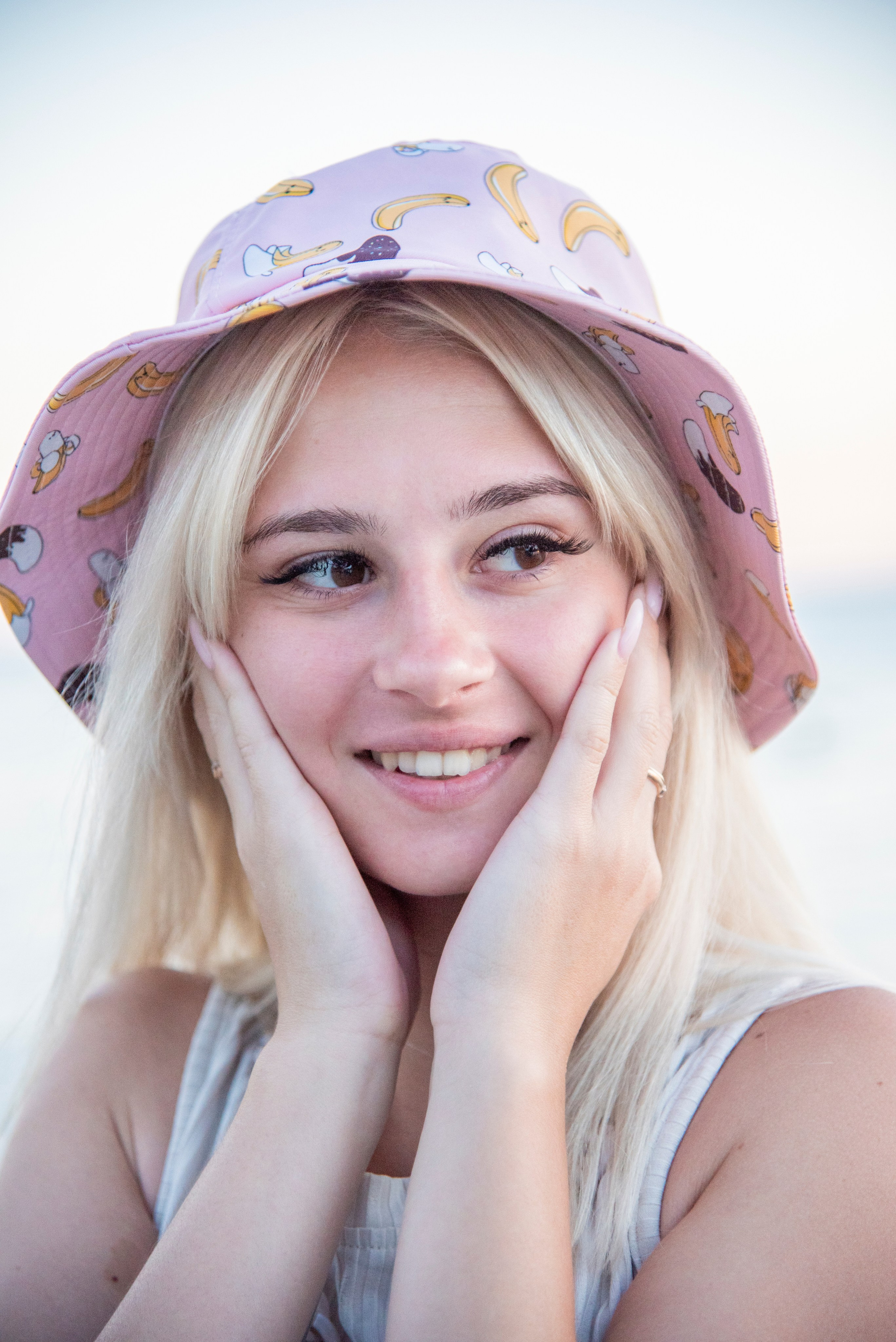 Милая блондинка, волосы до плеч, длинные ресницы, панама, пляж, посёлок Лазоревское, закат, море