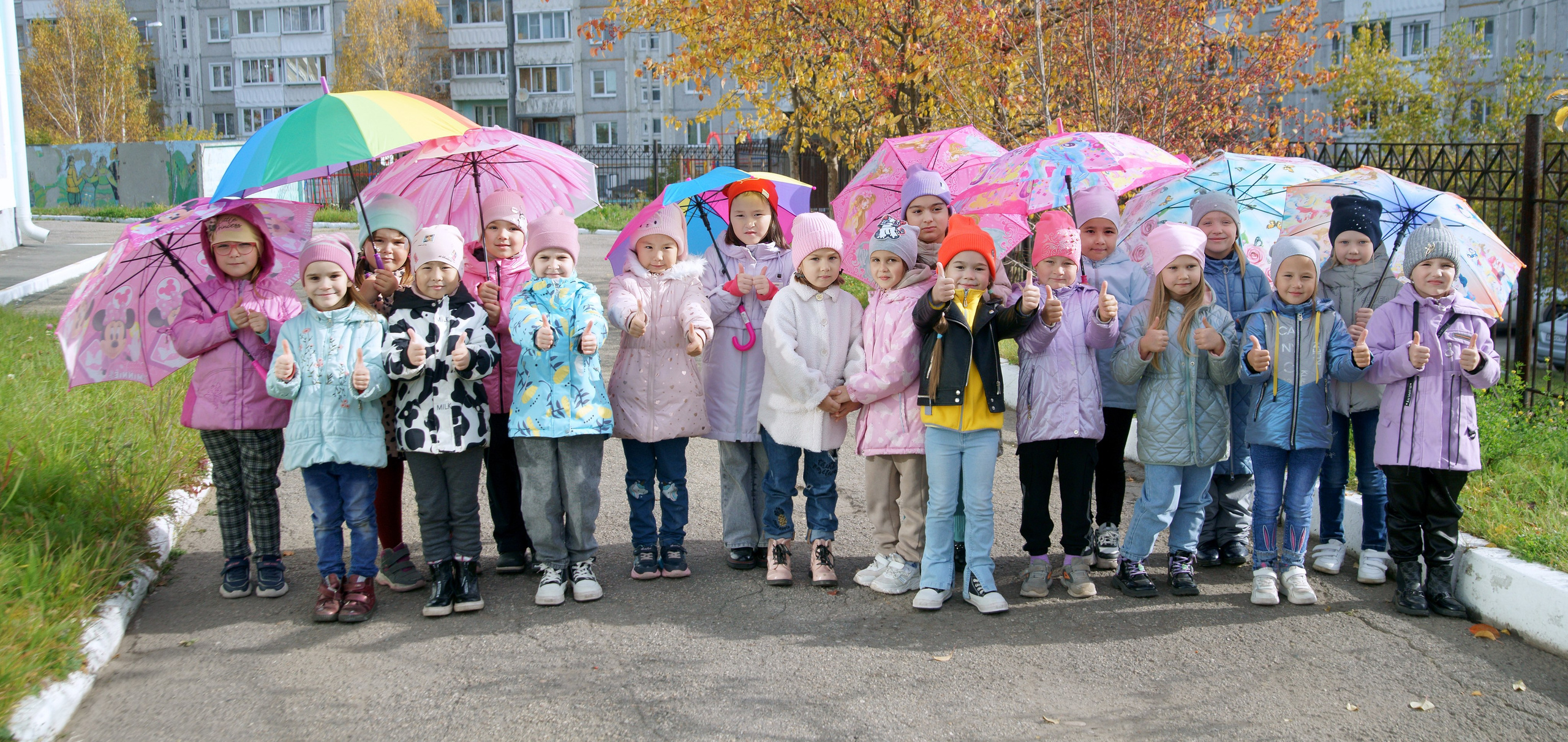 Осенняя фотосессия выпускников детского сада - все девочки