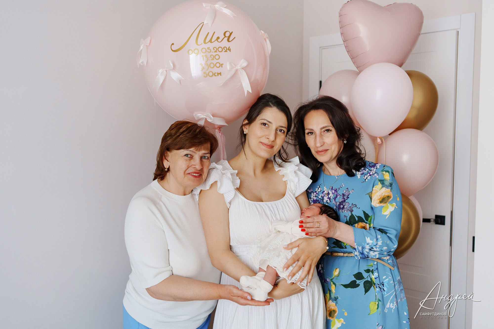 Новорожденная девочка, мама, тетя и бабушка в день выписки из роддома, семейная фотосессия четырех поколений в Ростове-на-Дону.