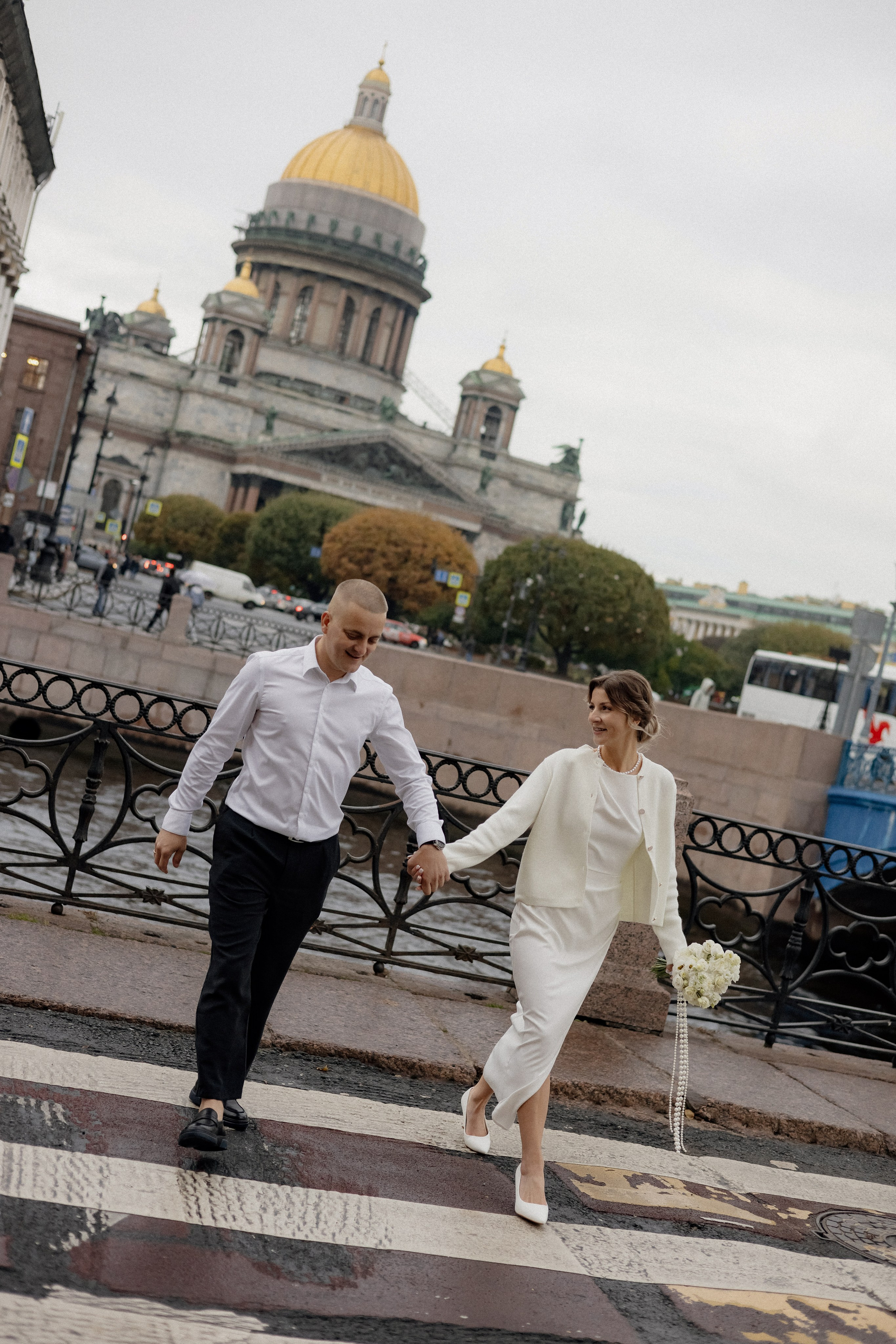 Свадебная прогулка у Исаакия. Свадебный фотограф в Санкт-Петербурге Ксения Кобышева
