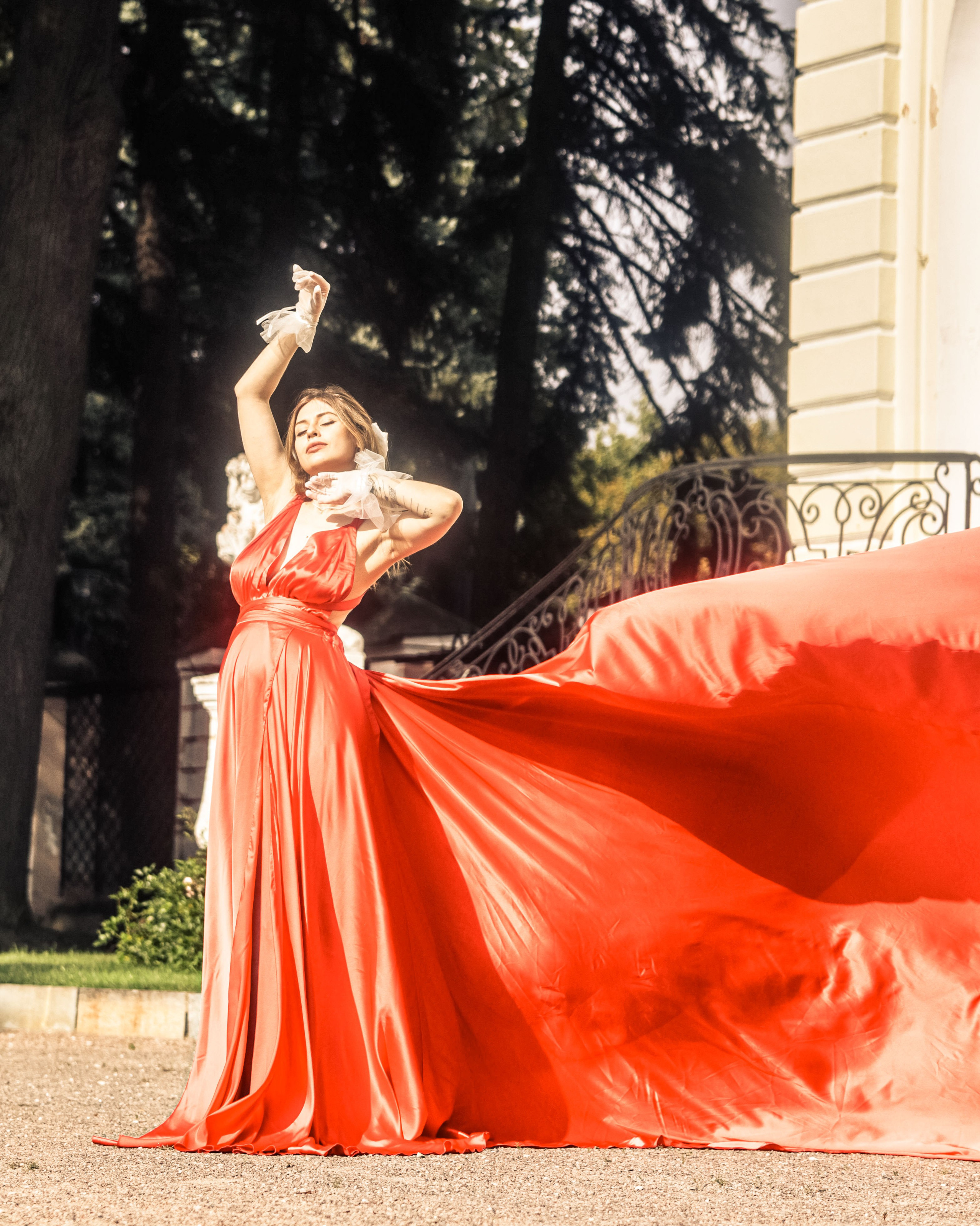 женщина в красном платье со шлейфом
