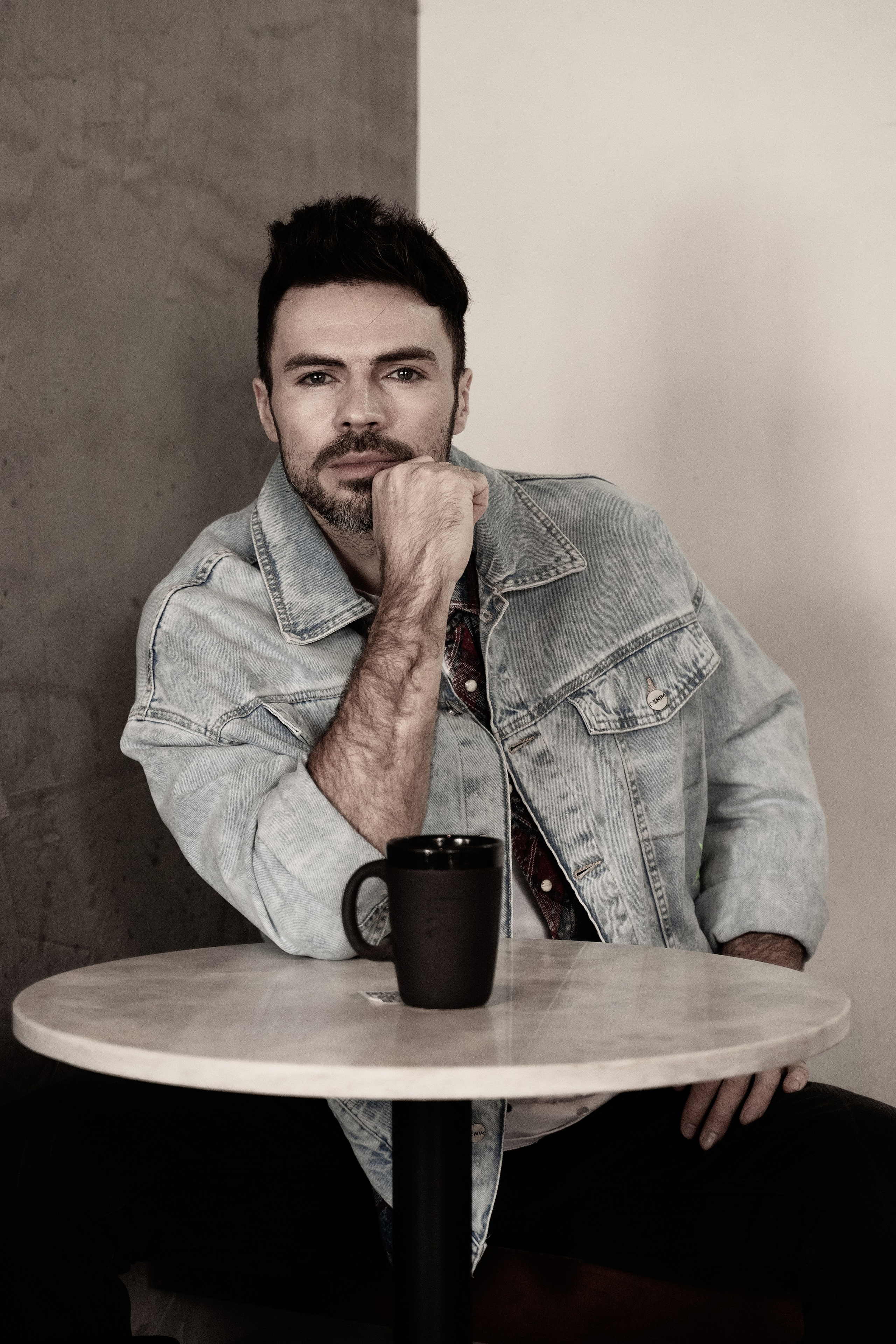 Красавчик в кафе. Главная