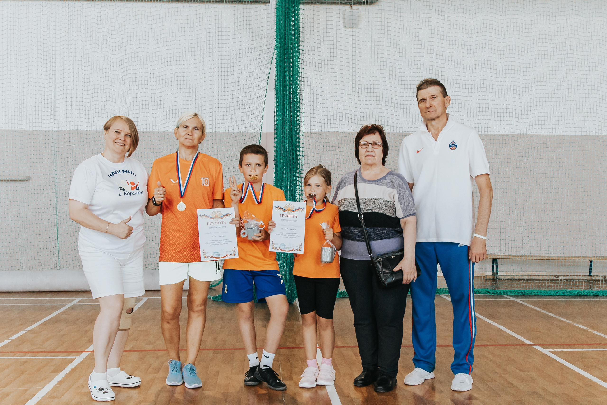 Репортажная спортивная съемка г. Королев стадион Металлист «папа, мама, я — спортивная семья». Юлия Егорова | Свадебный фотограф, семейный фотограф Москва, МО • Портреты • репортажи • день рождения • Love Story • дети