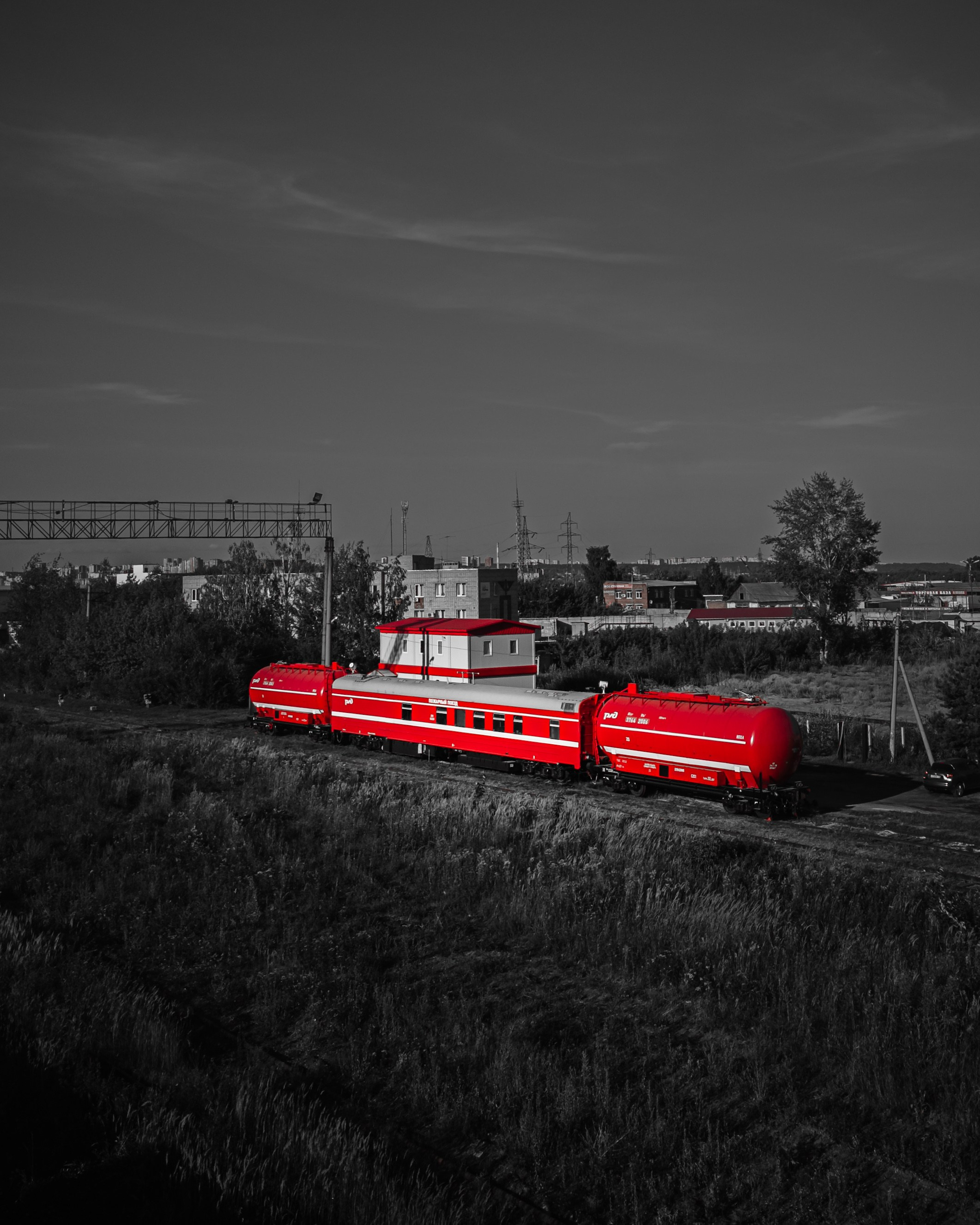 Красный пожарный поезд на ижевском железнодорожном вокзале