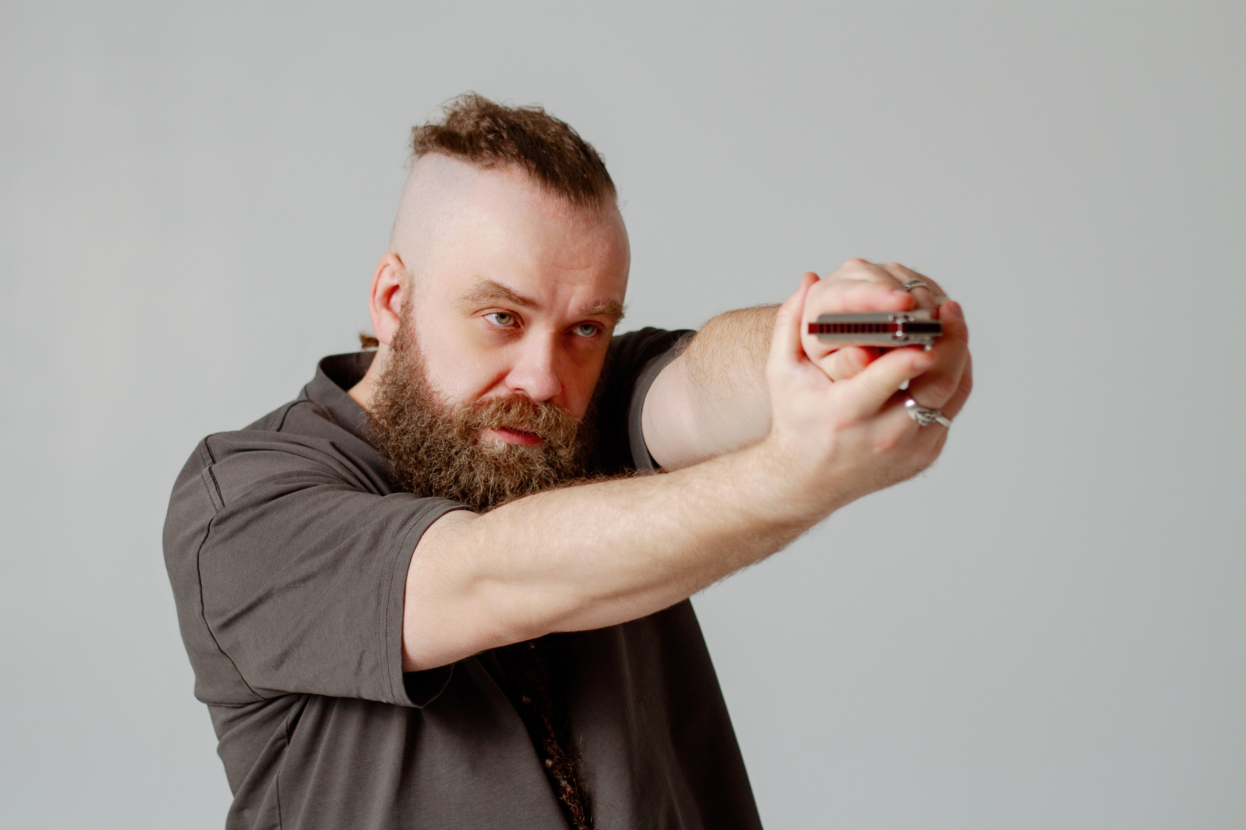 Борис Плотников. Губная гармоника. Мужской портрет, фотосессия для музыканта. Фотограф в Екатеринбурге Пойгина Елена