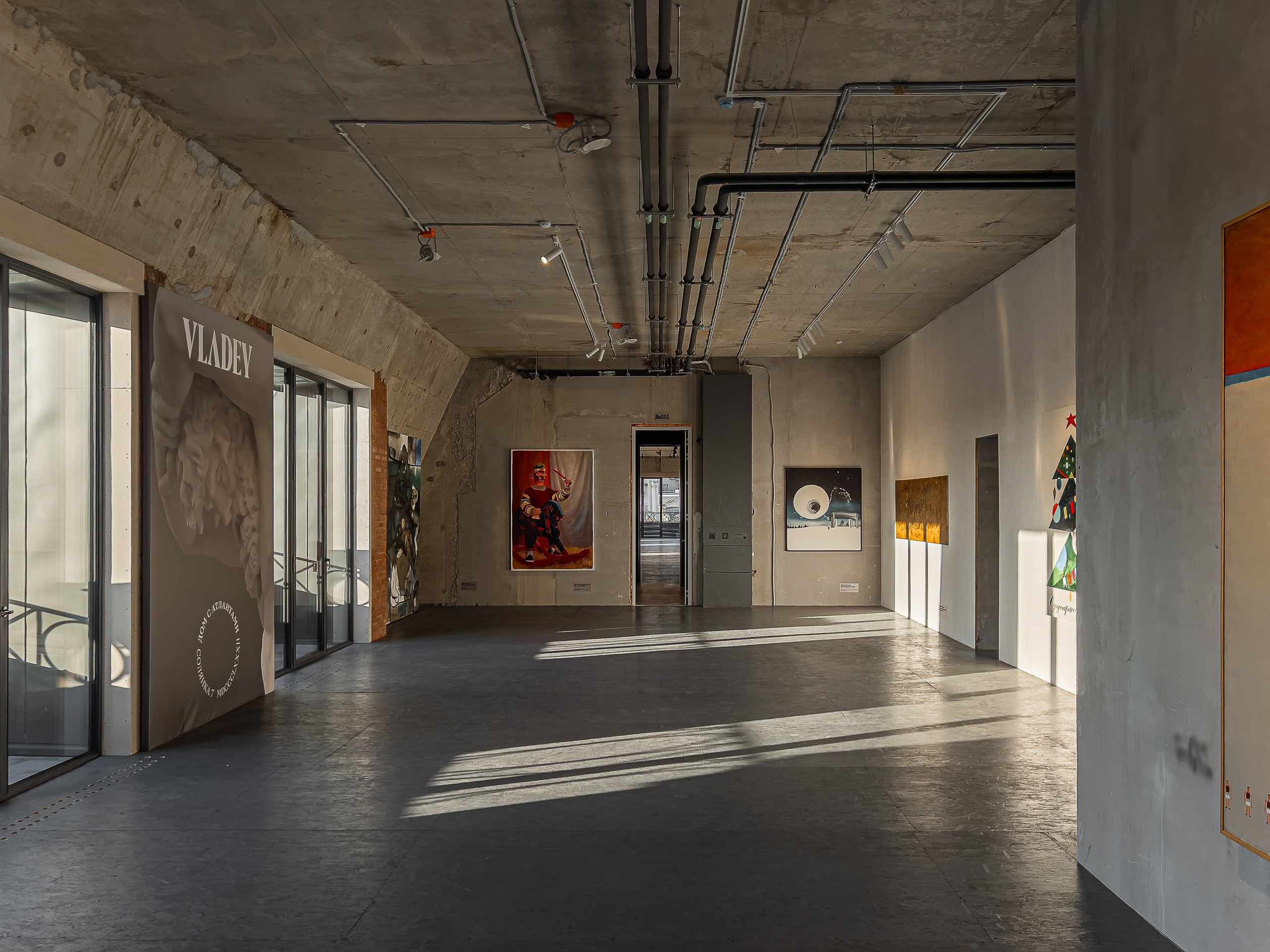 Галерея Vladey, дом с Атлантами. Иван Благушин. Интерьерный и архитектурный фотограф в Москве и Санкт-Петербурге