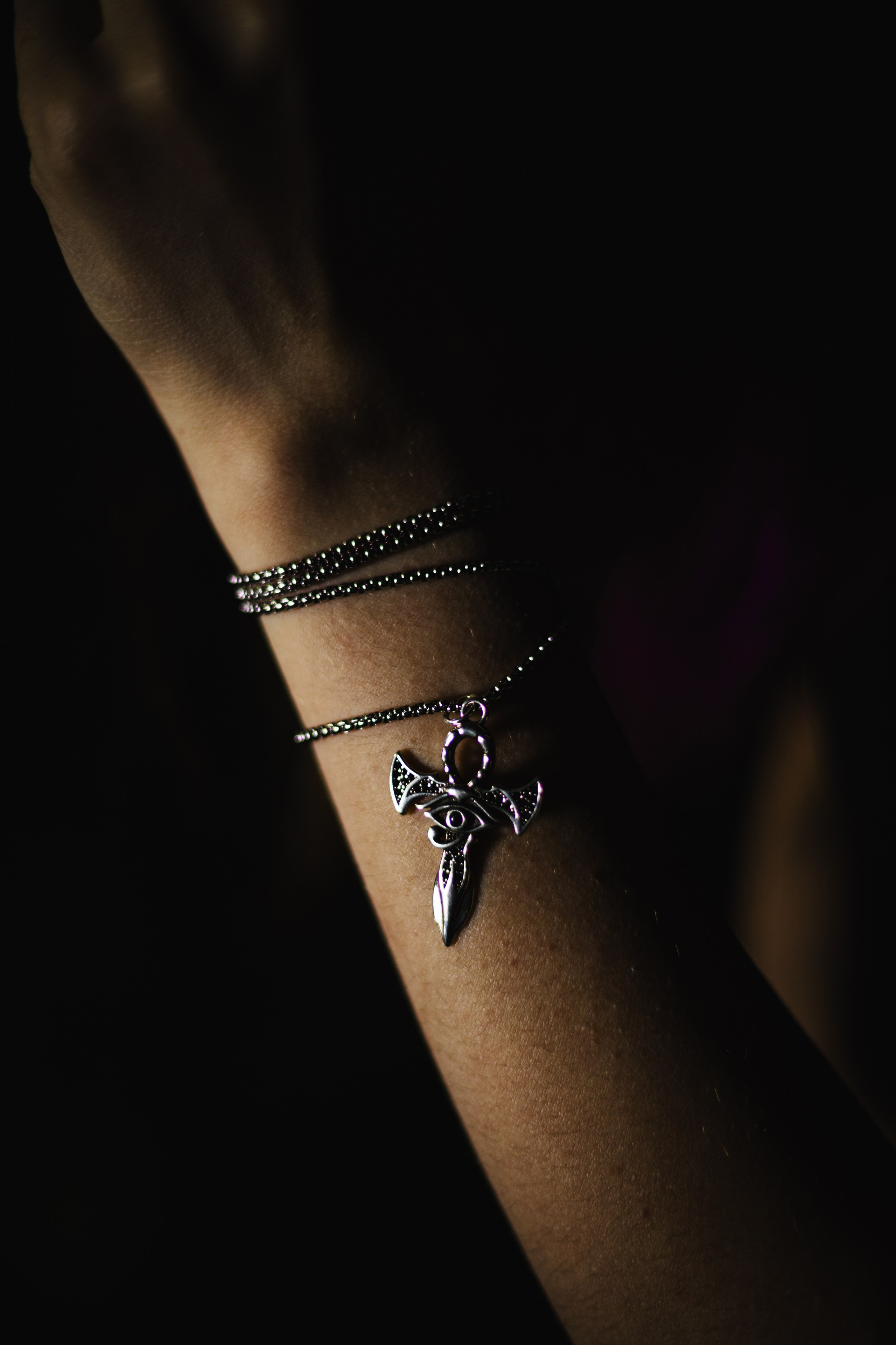 Модель: Лидия Леймон. Фотограф - Николай Мокрицкий. Импровизионаня фотосессия, в заброшенном здании. Креативная ночная фотосессия. Молодая девушка в образе неформалки. Темные волосы с фиолетовой прядью, полосатые чулки, ботинки. Зажигалка, кровь, горящий факел, огонь – атмосферное заброшенноге здания. Факел, Девушка, молодая девушка, Альтушка, Фотосеесия, Подросток, Крашенные волосы, Сигарета, Кровь, Позировка, Потрет